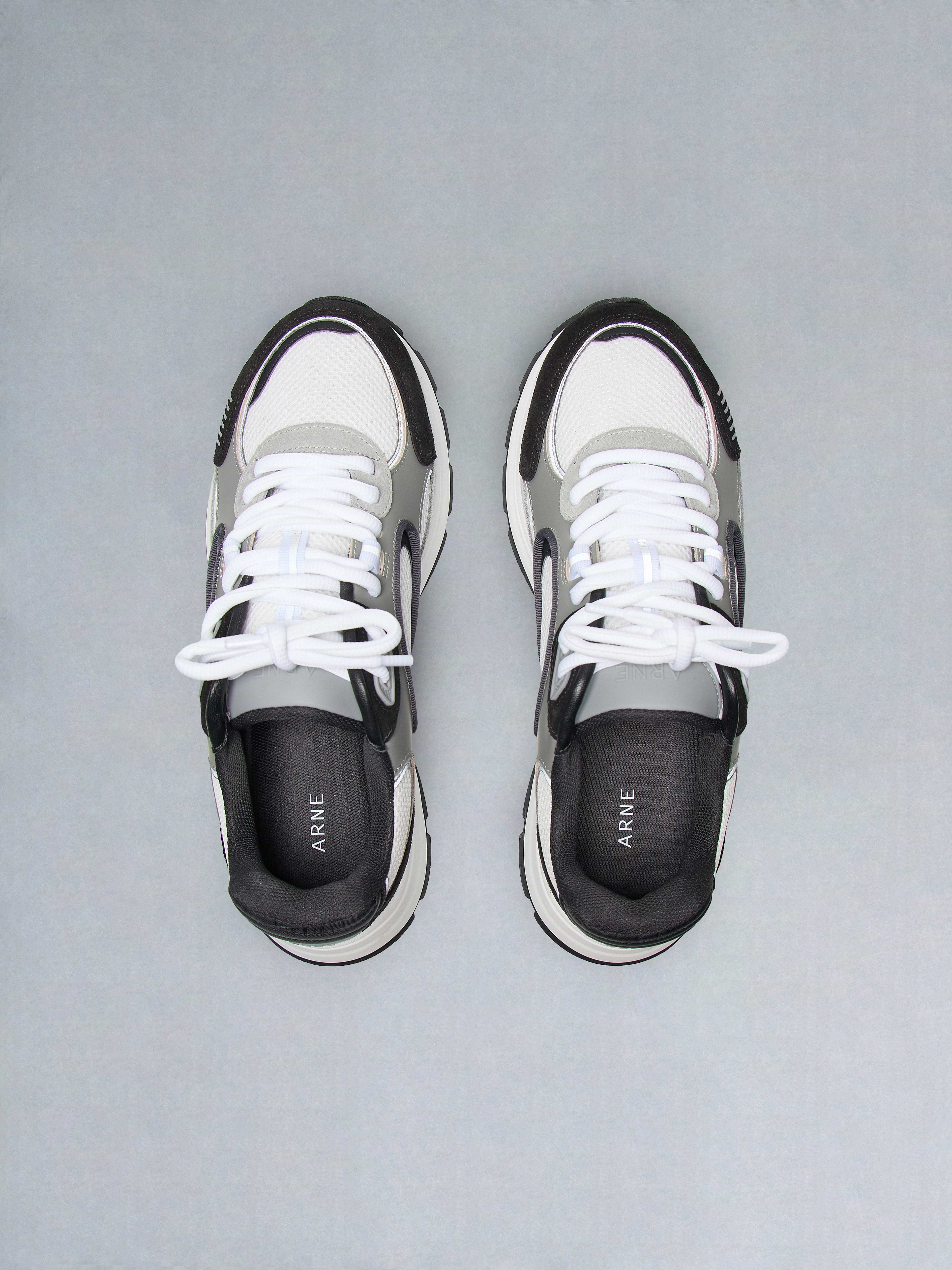 Circuit Trainer in White Black