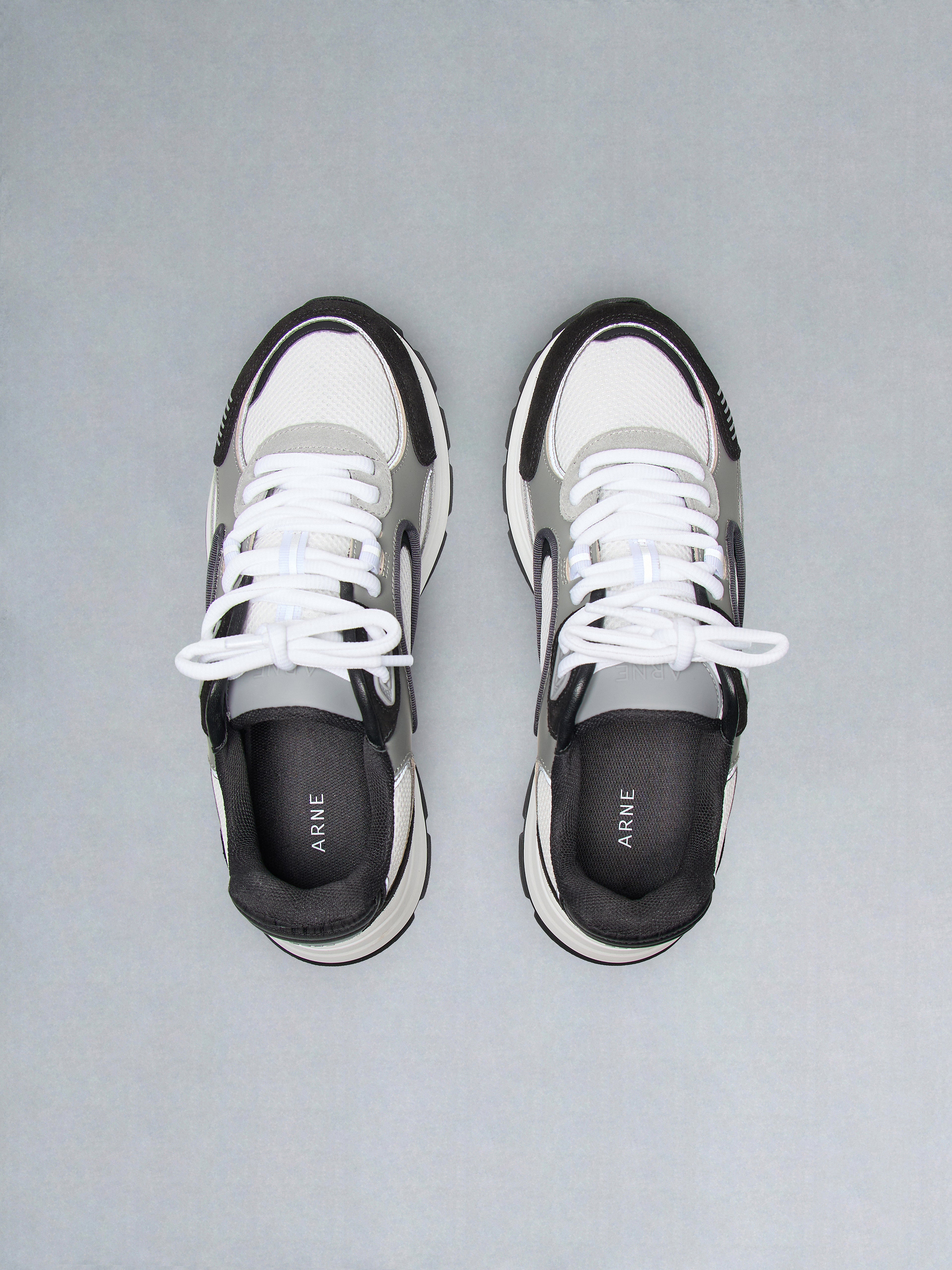 Circuit Trainer in White Black