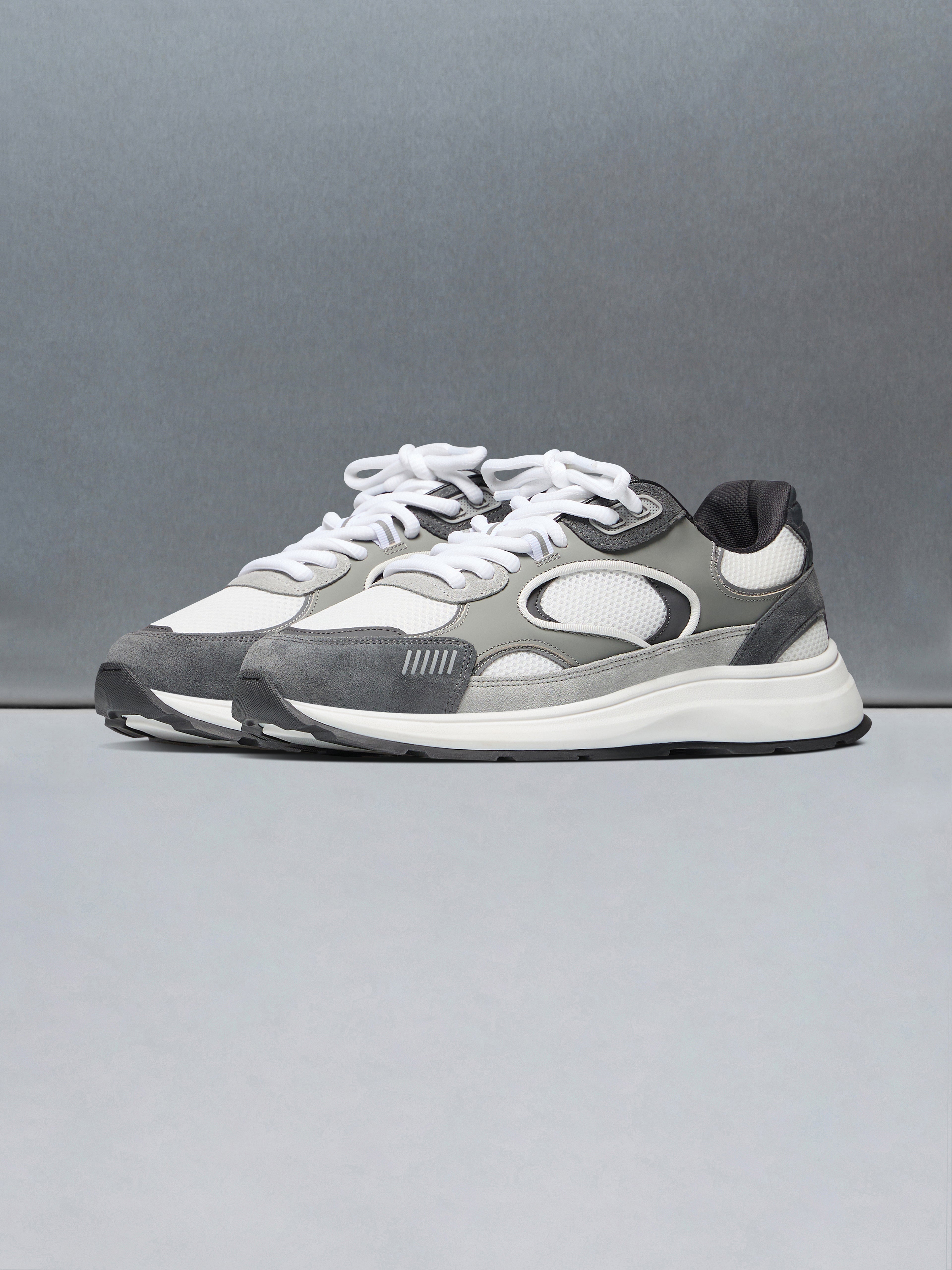 Circuit Trainer in White Grey