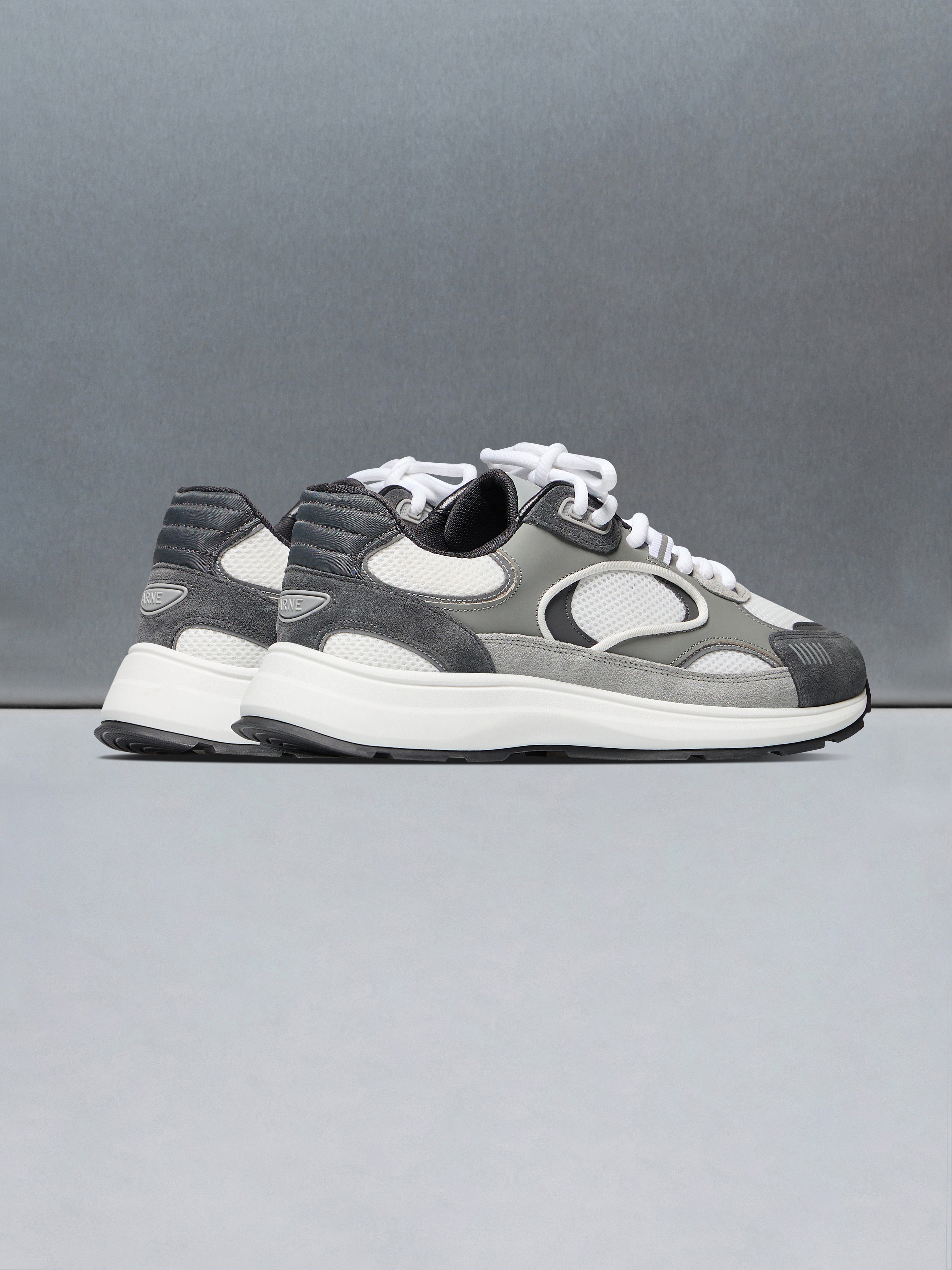 Circuit Trainer in White Grey