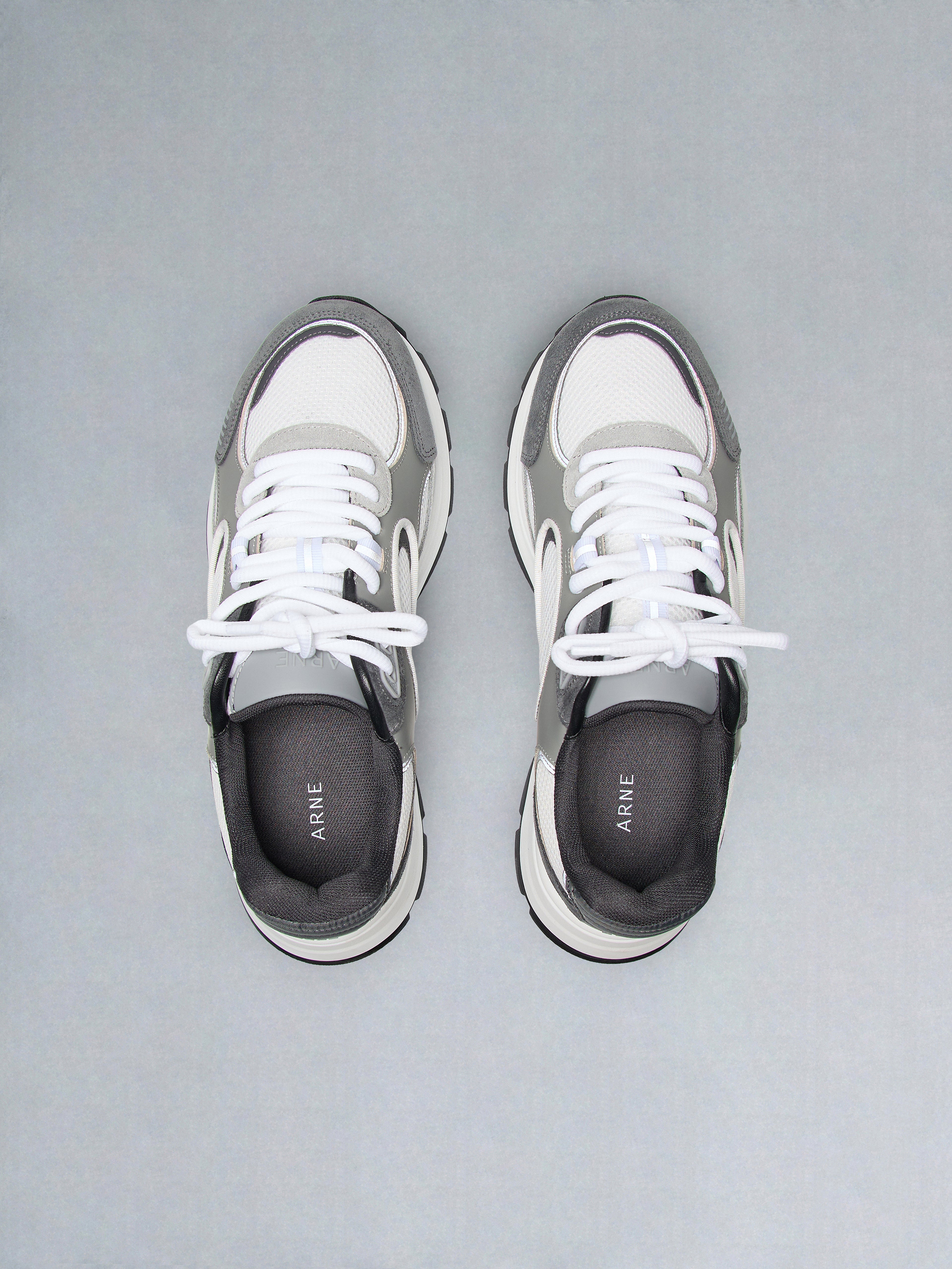 Circuit Trainer in White Grey