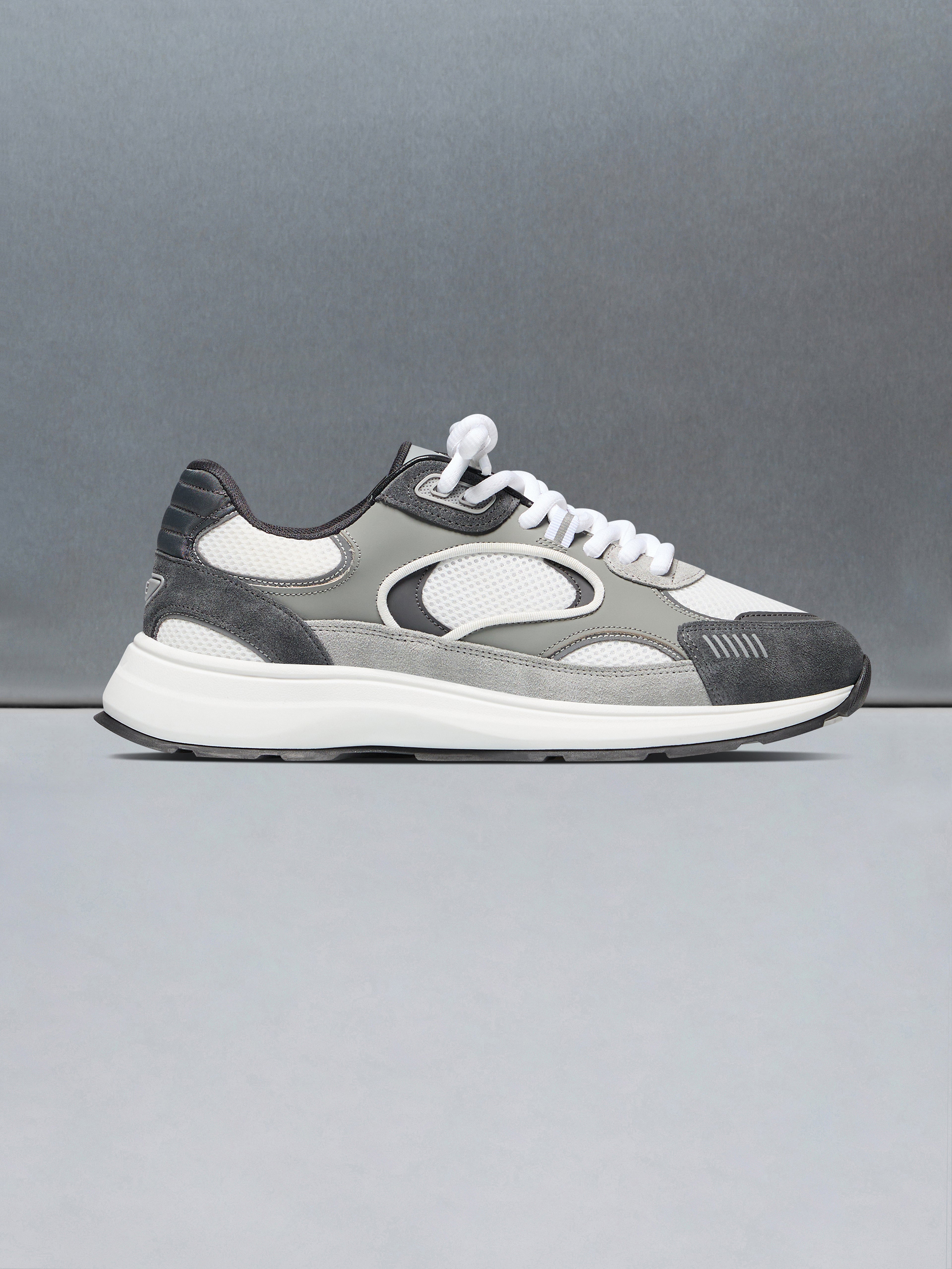 Circuit Trainer in White Grey