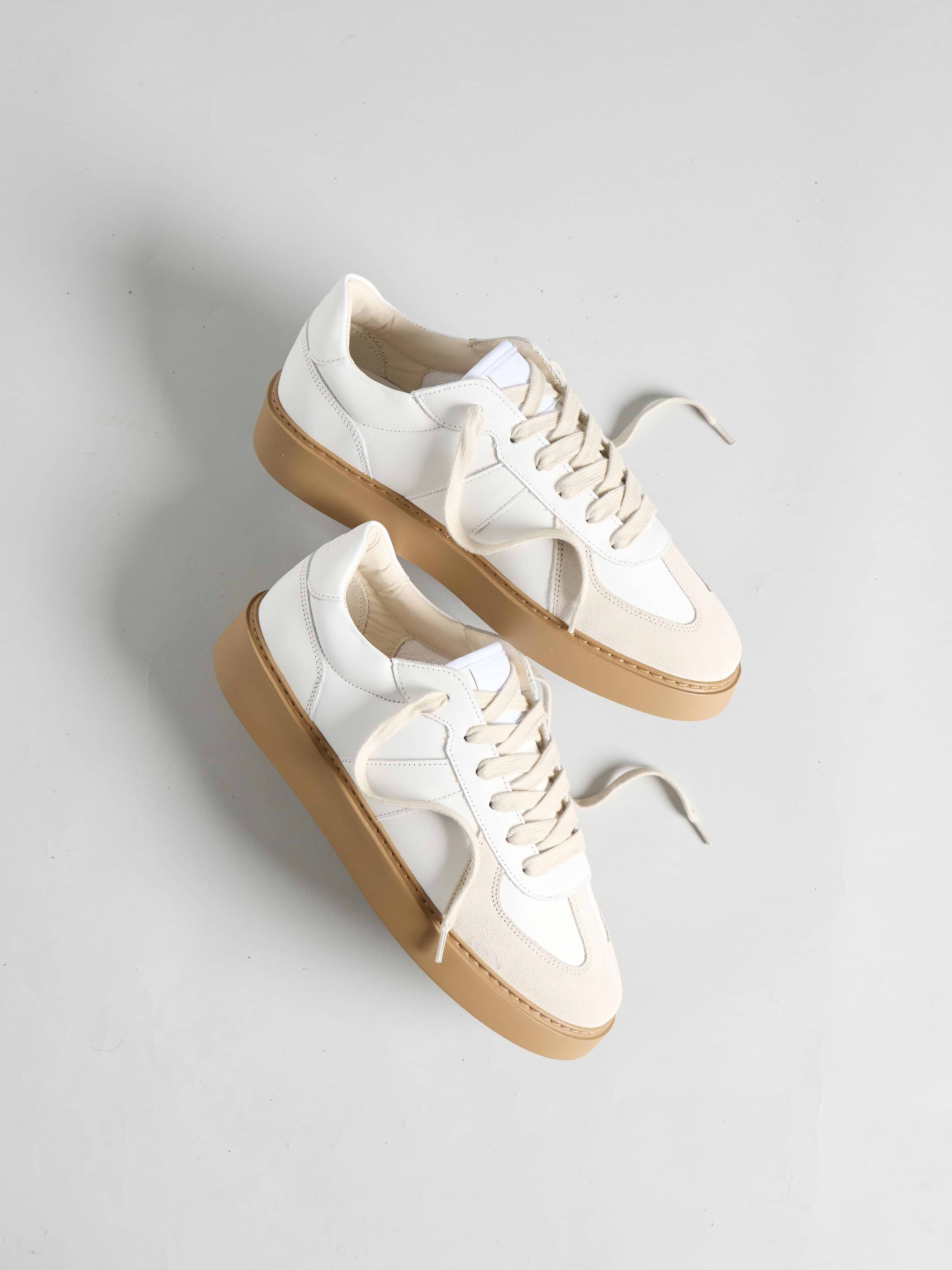 Classic Court Trainer in White Gum