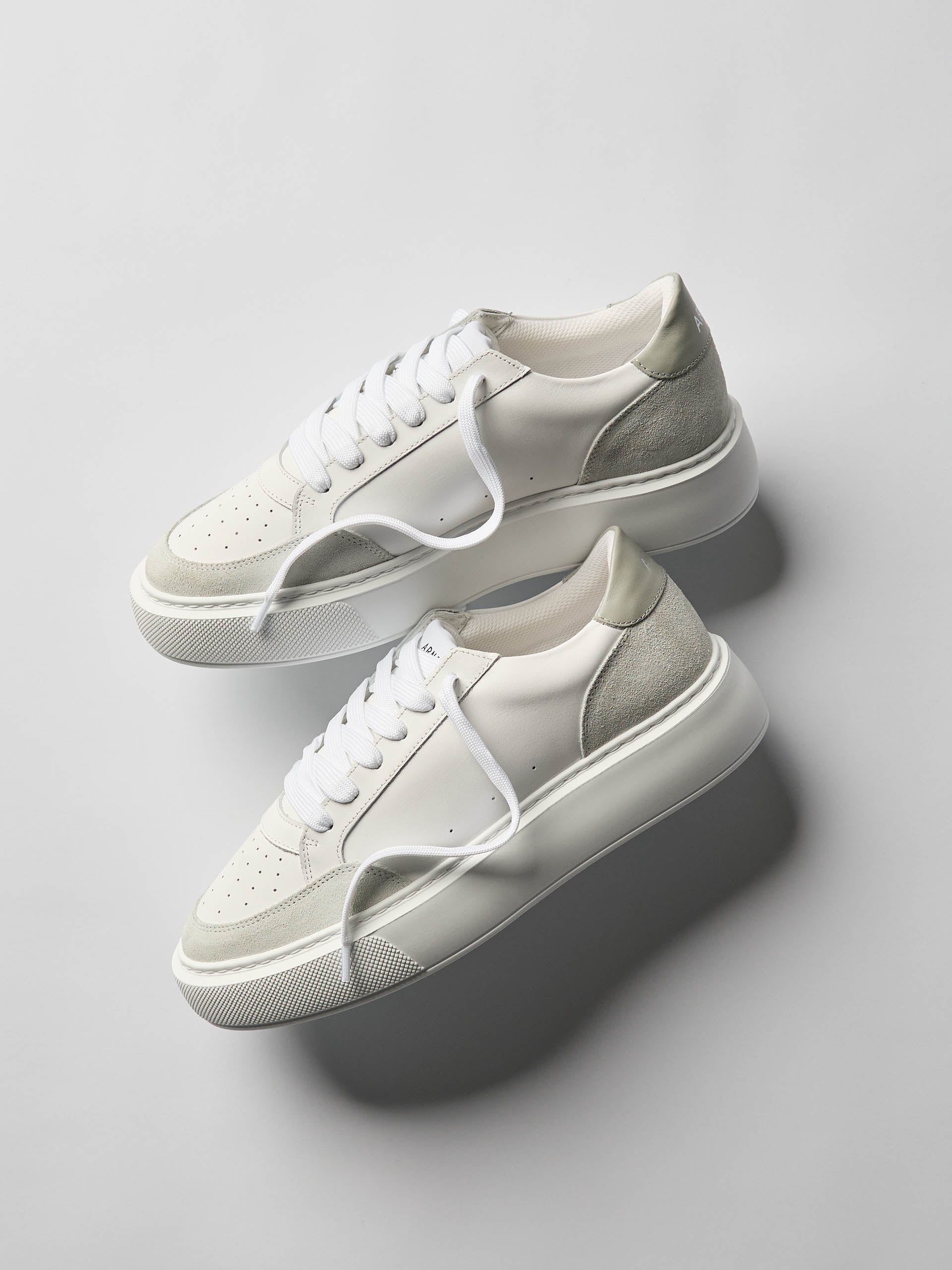 Court Trainer 2.0 in White Olive