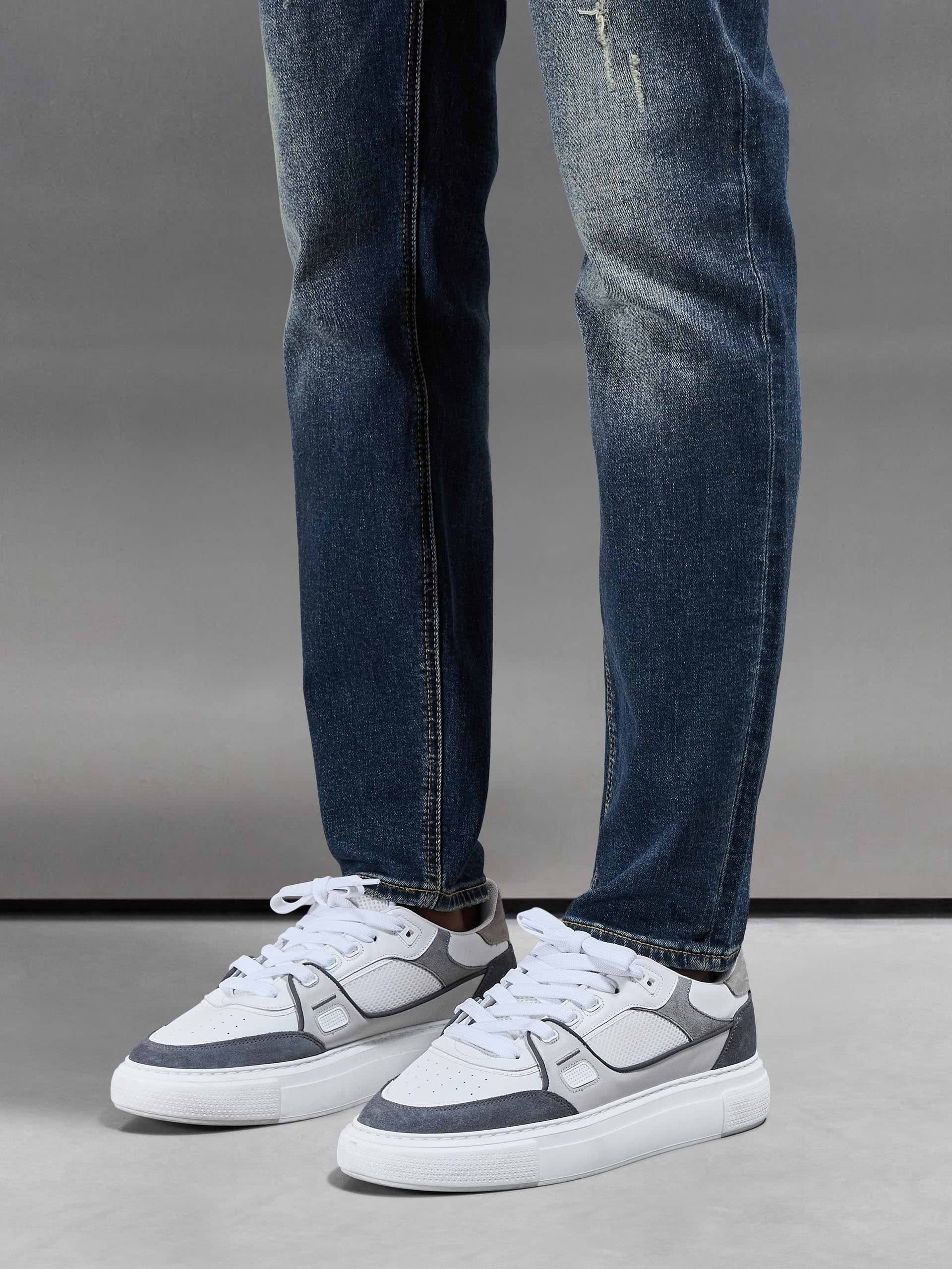 Distressed Denim Jeans in Vintage Blue