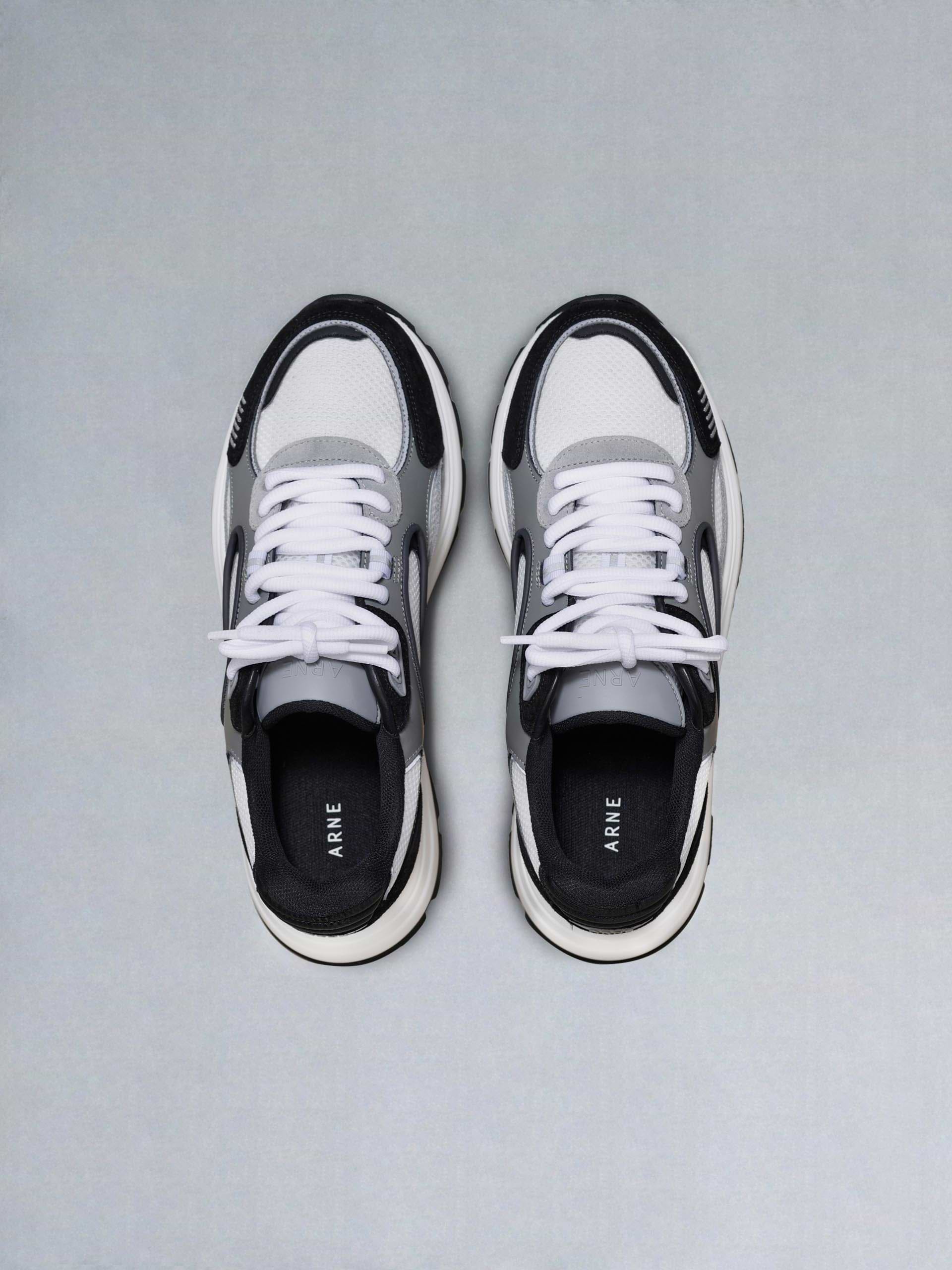 Circuit Trainer in White Black