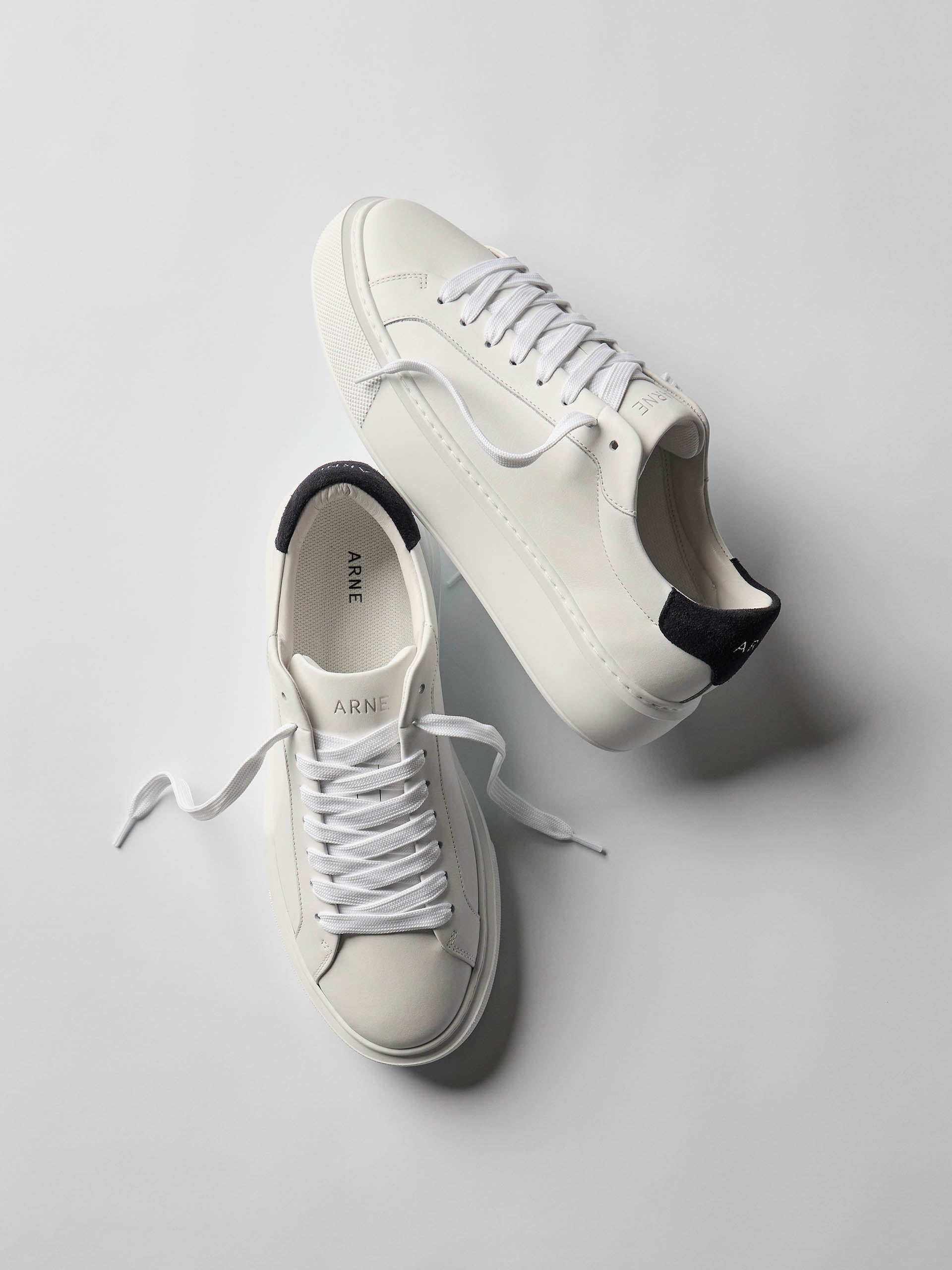 Essential Leather Trainer in White Navy