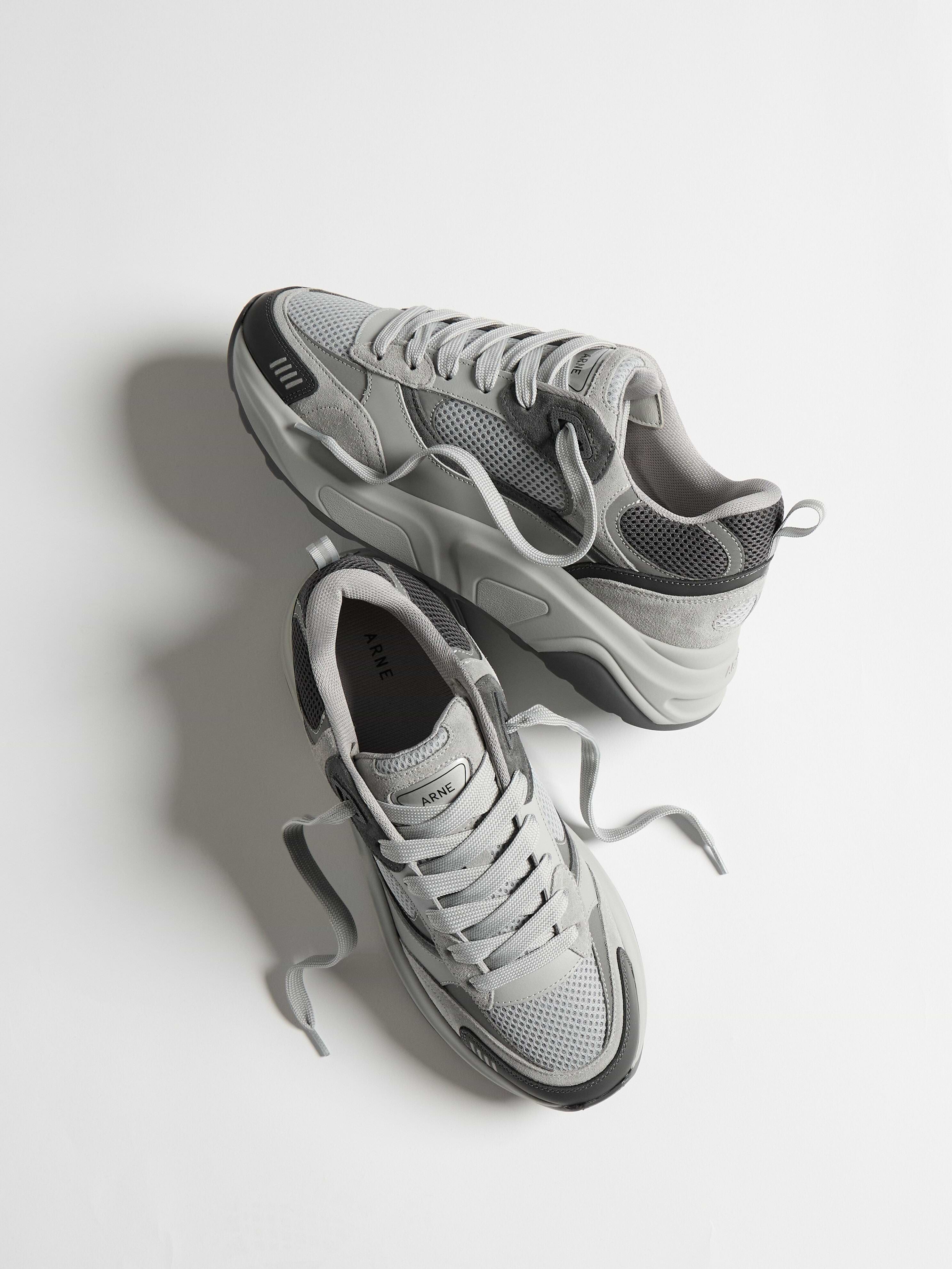 Flow Runner in Triple Grey