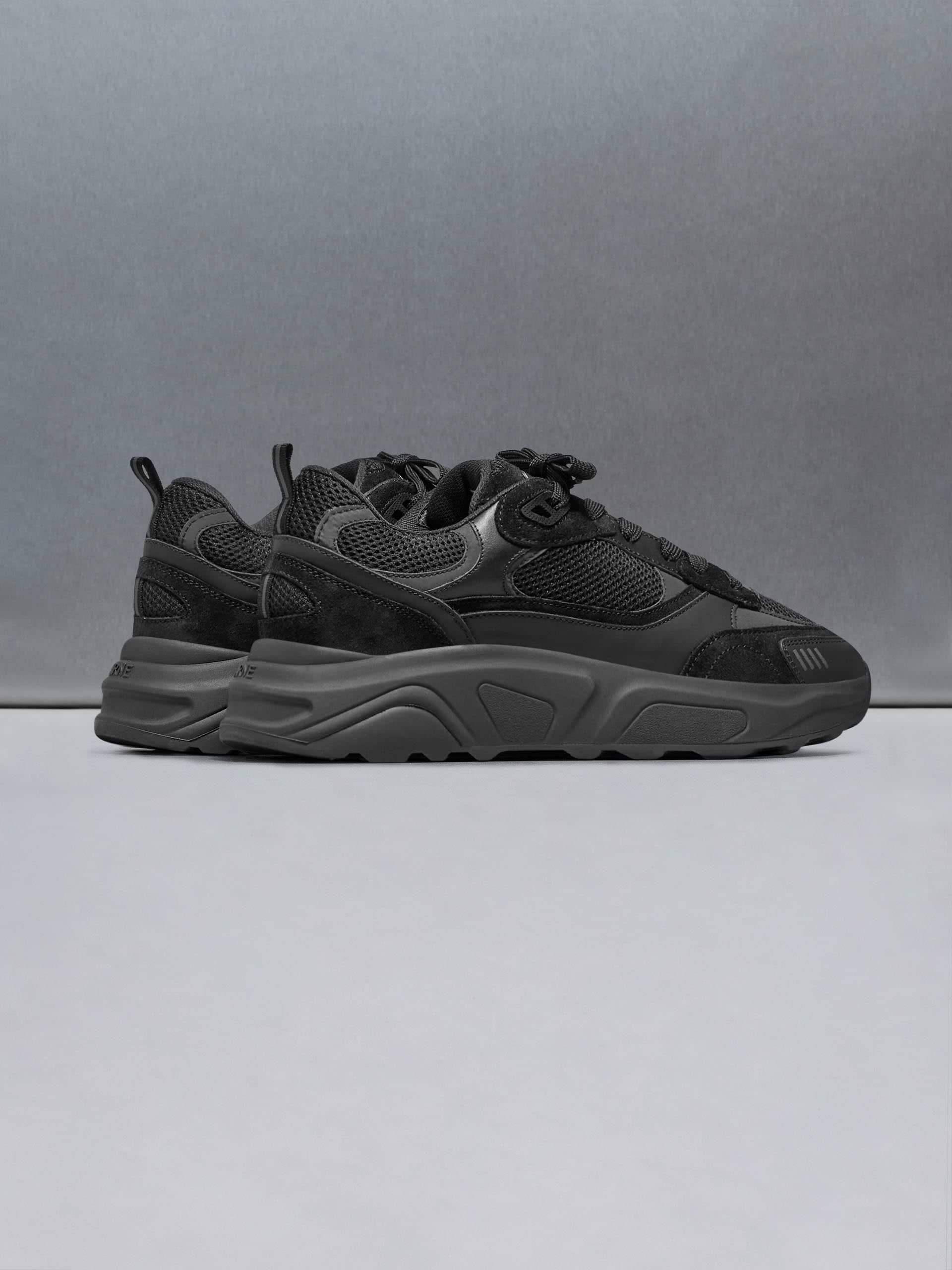 Flow Runner in Triple Black