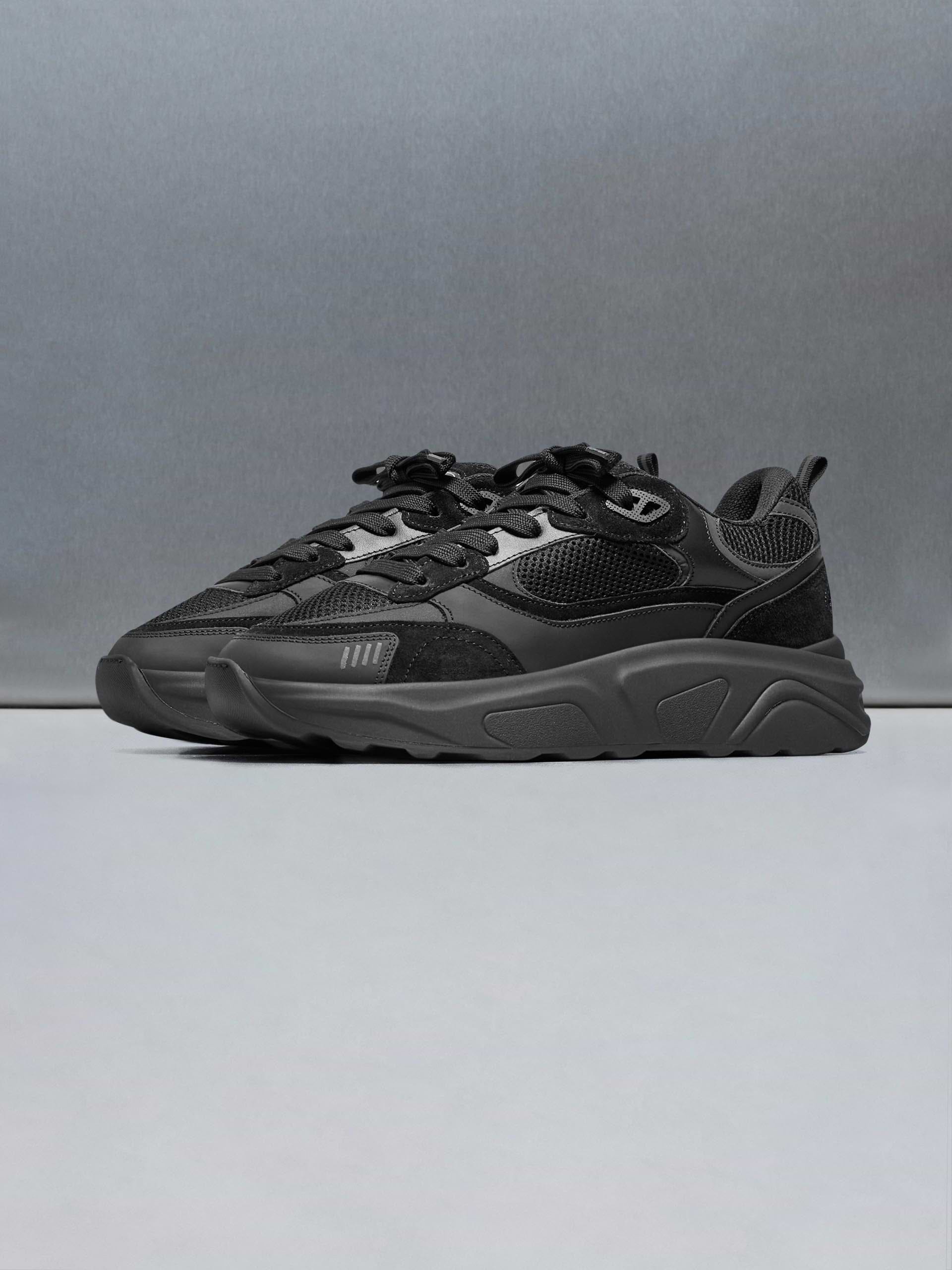 Flow Runner in Triple Black