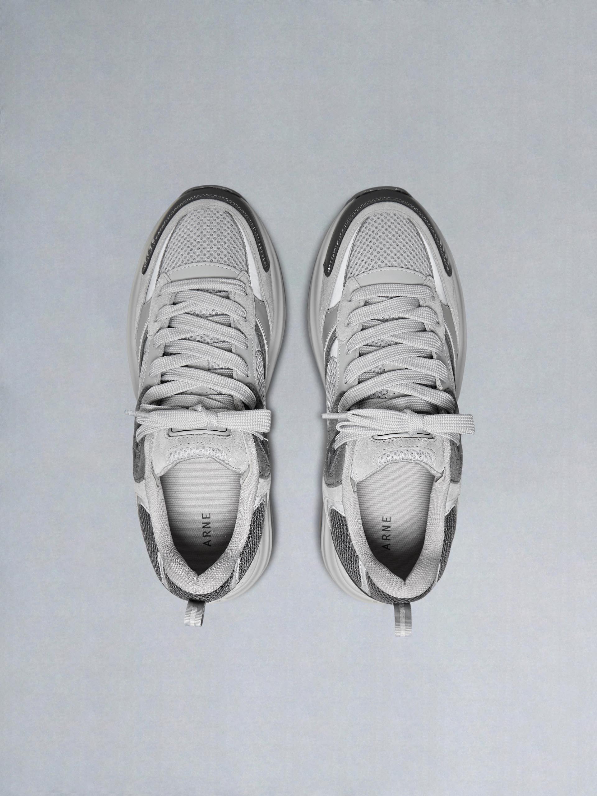 Flow Runner in Triple Grey