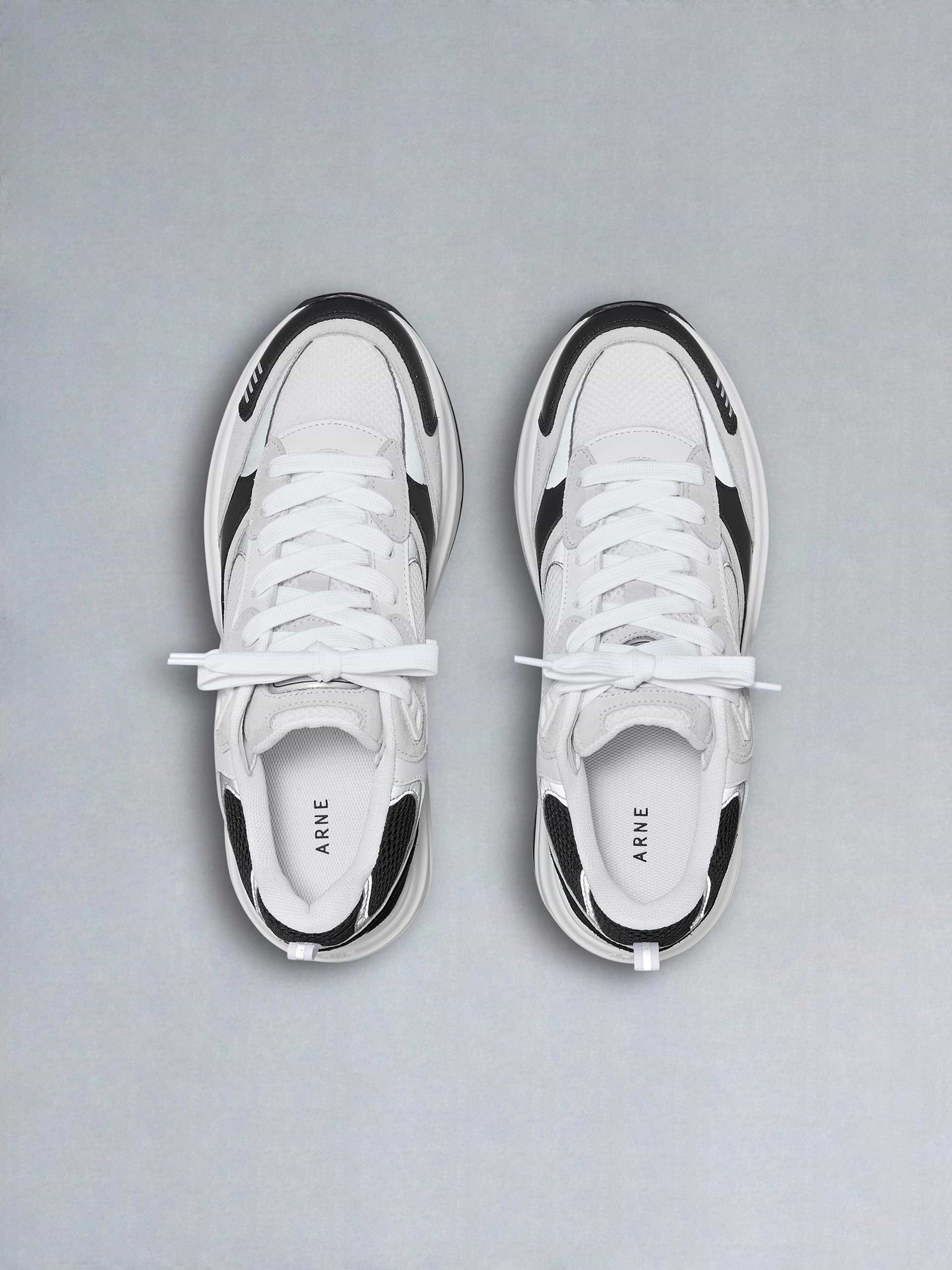 Flow Runner in White Black