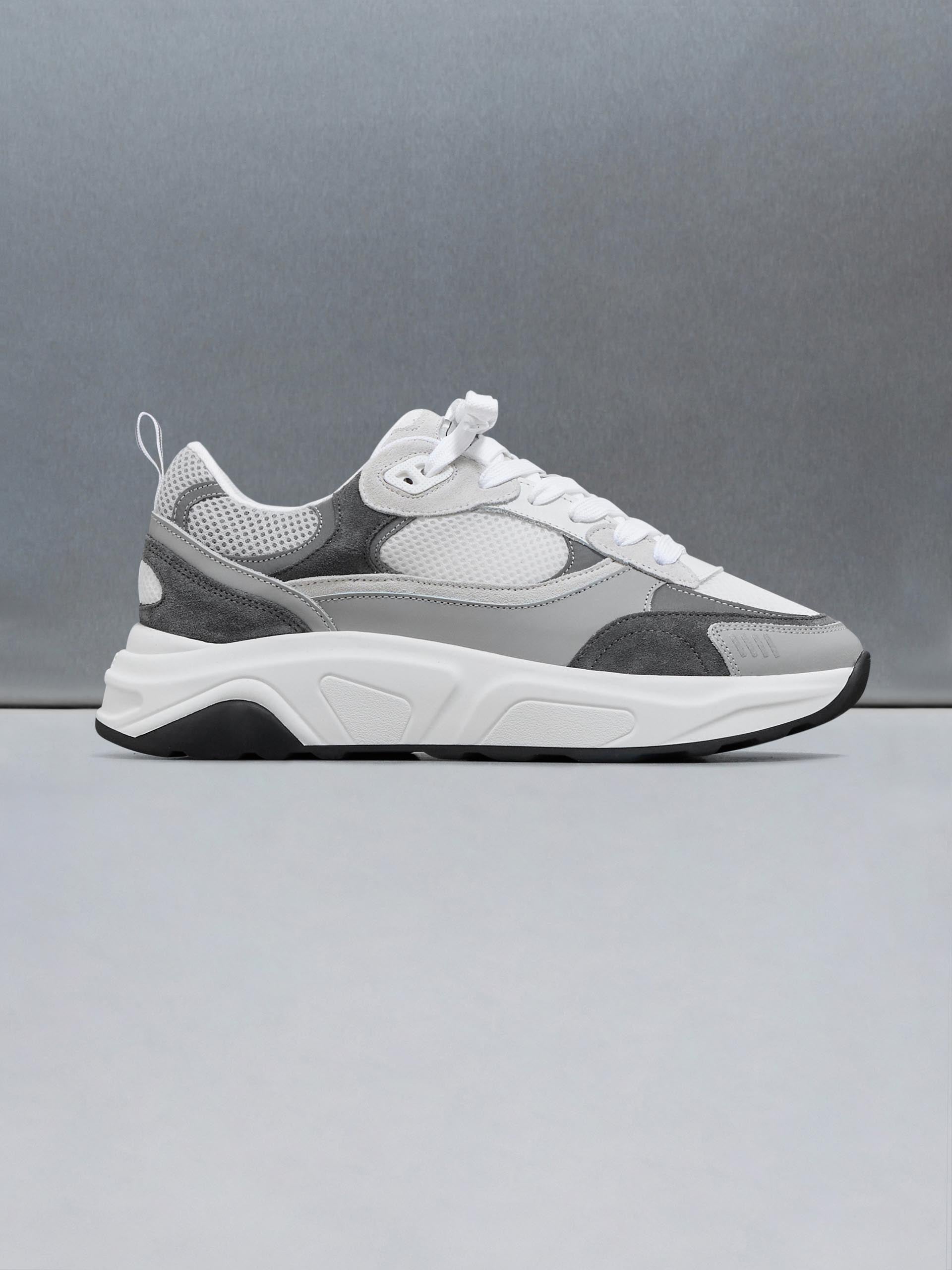Flow Runner in White Grey