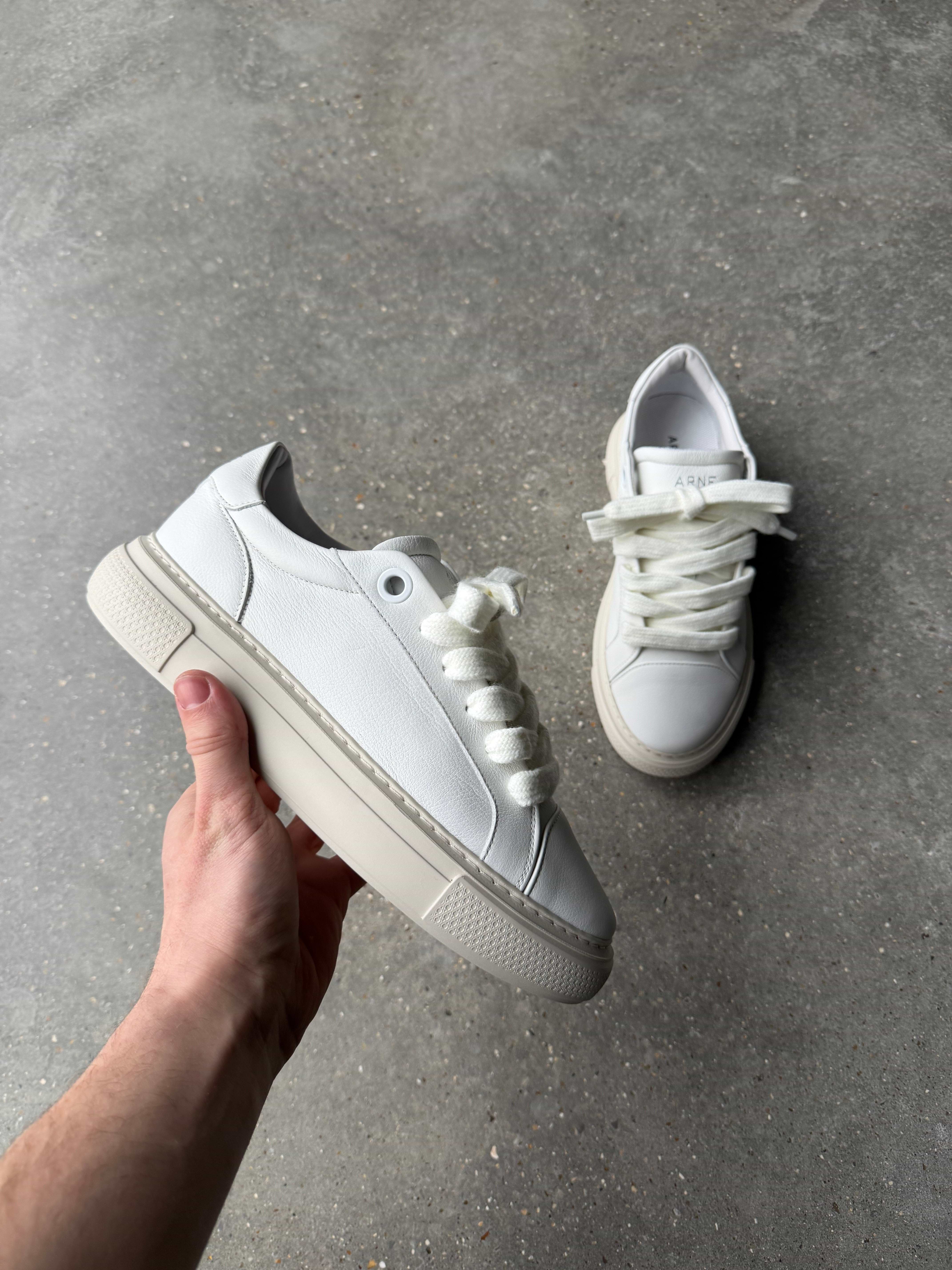 Chunky Essential Trainer in White Beige