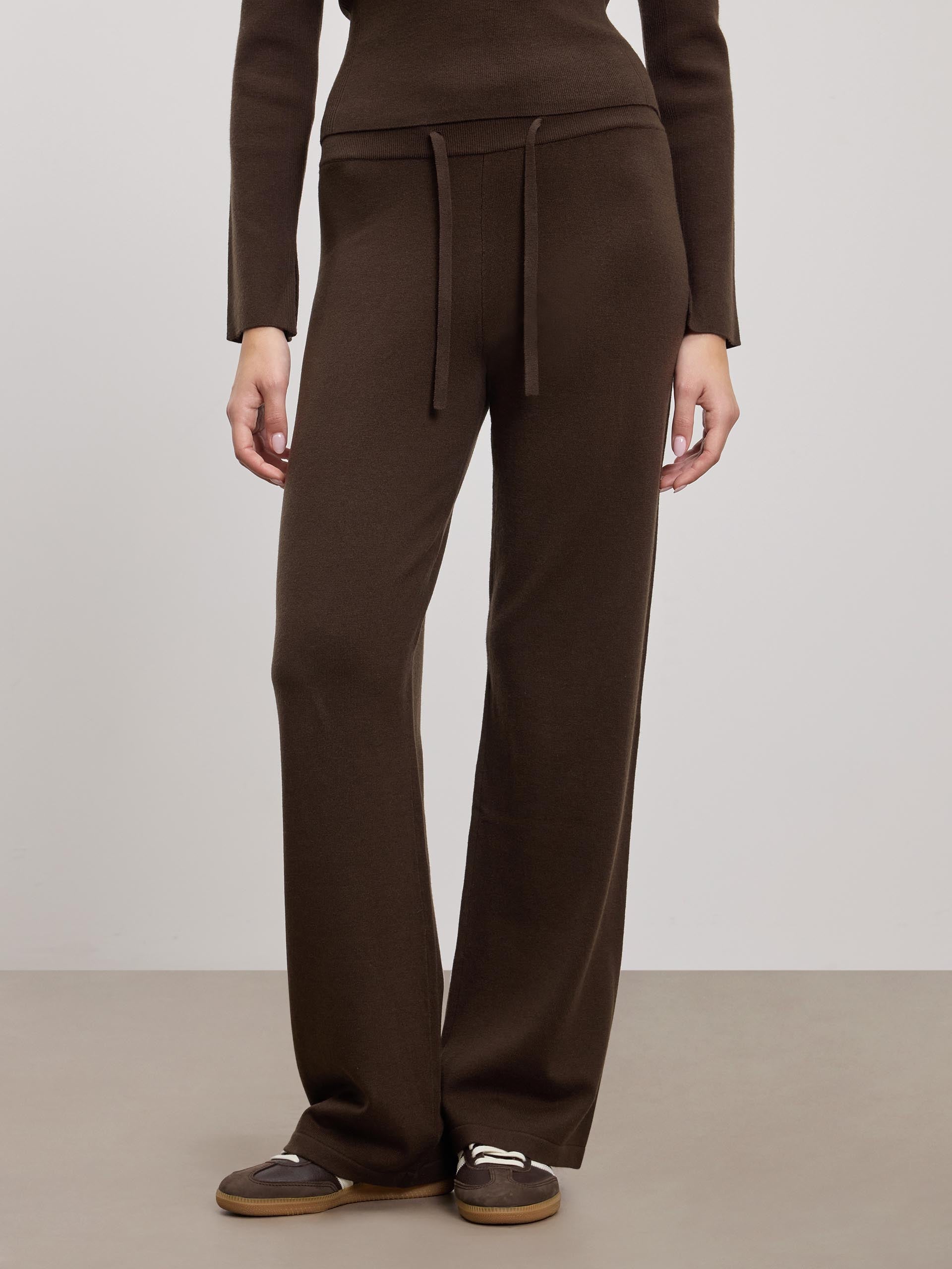 Womens Light Knit Straight Leg Jogger in Brown