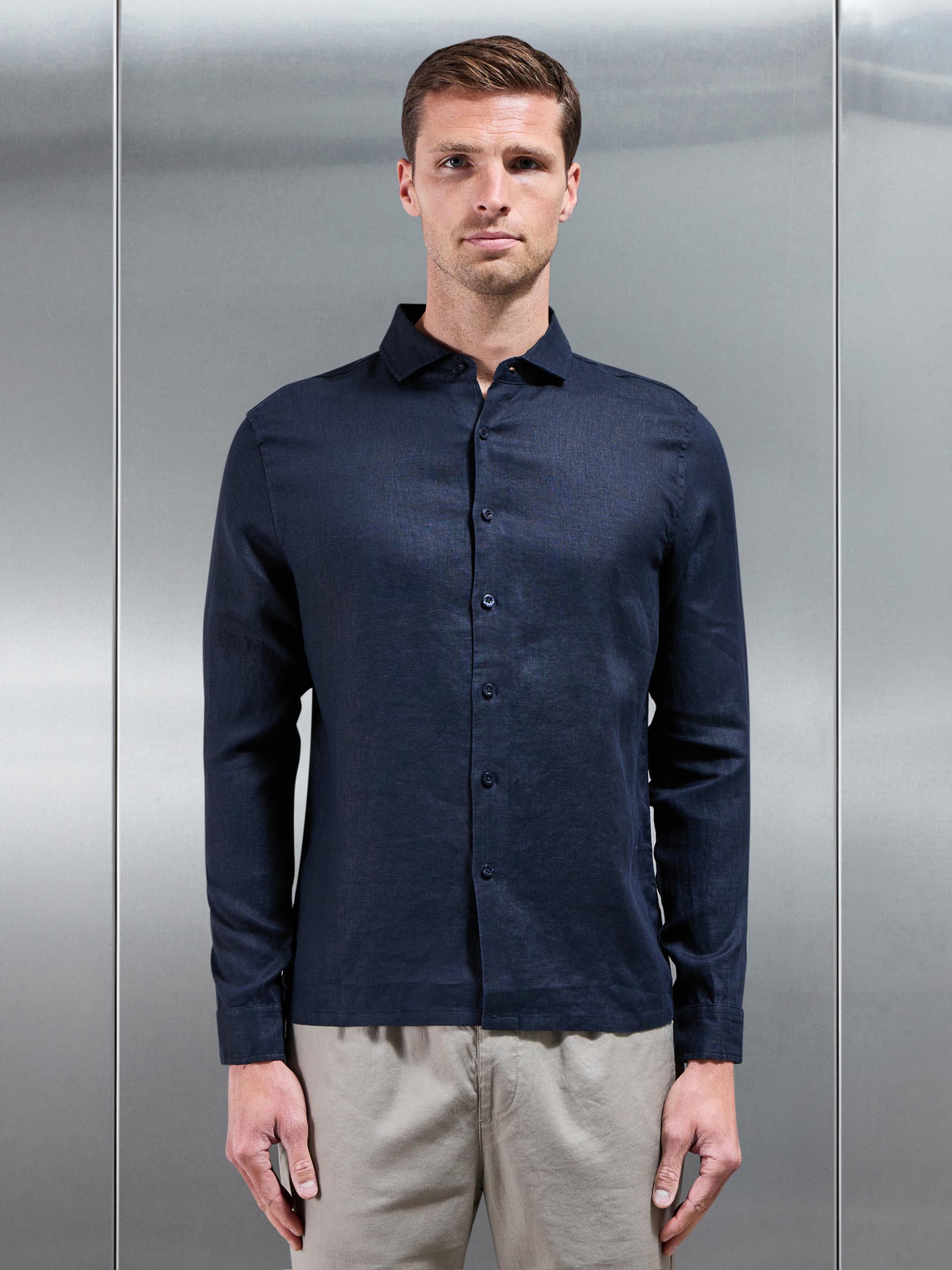 Linen Long Sleeve Cutaway Collar Shirt in Navy