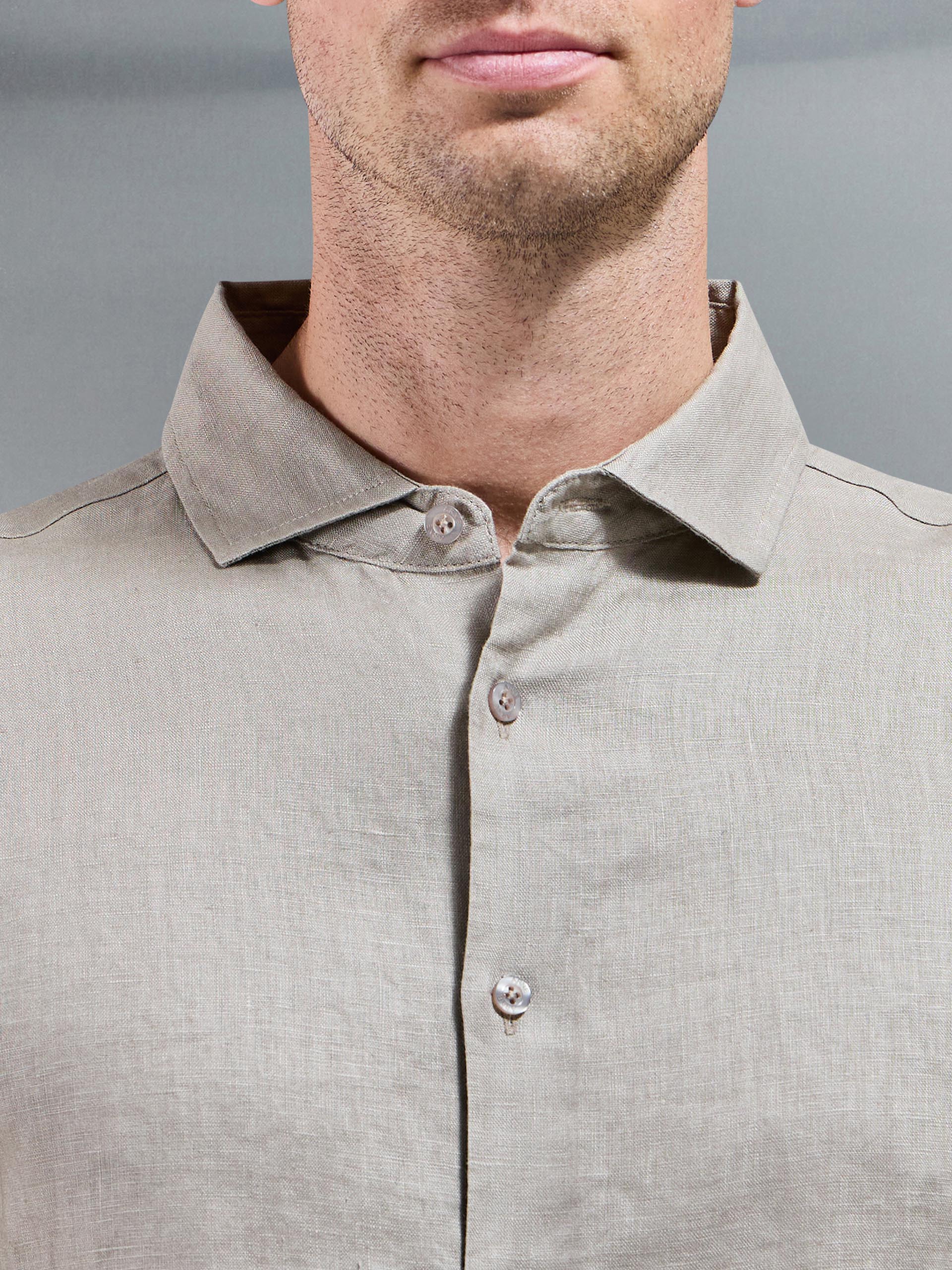 Linen Short Sleeve Cutaway Collar Shirt in Light Sage