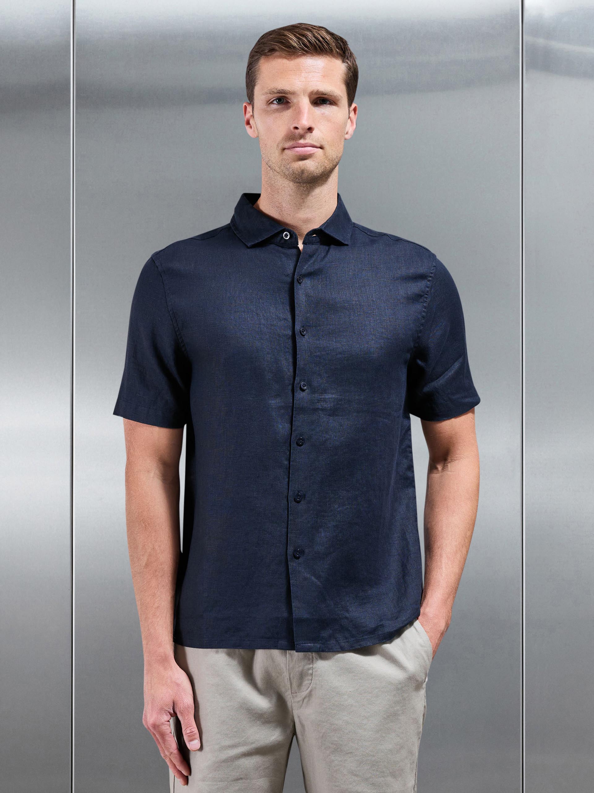 Linen Short Sleeve Cutaway Collar Shirt in Navy