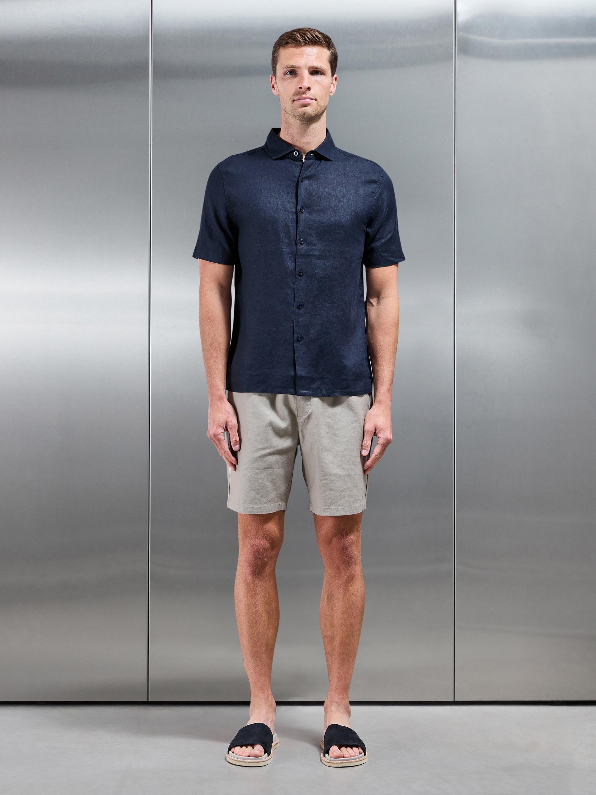 Linen Short Sleeve Cutaway Collar Shirt in Navy