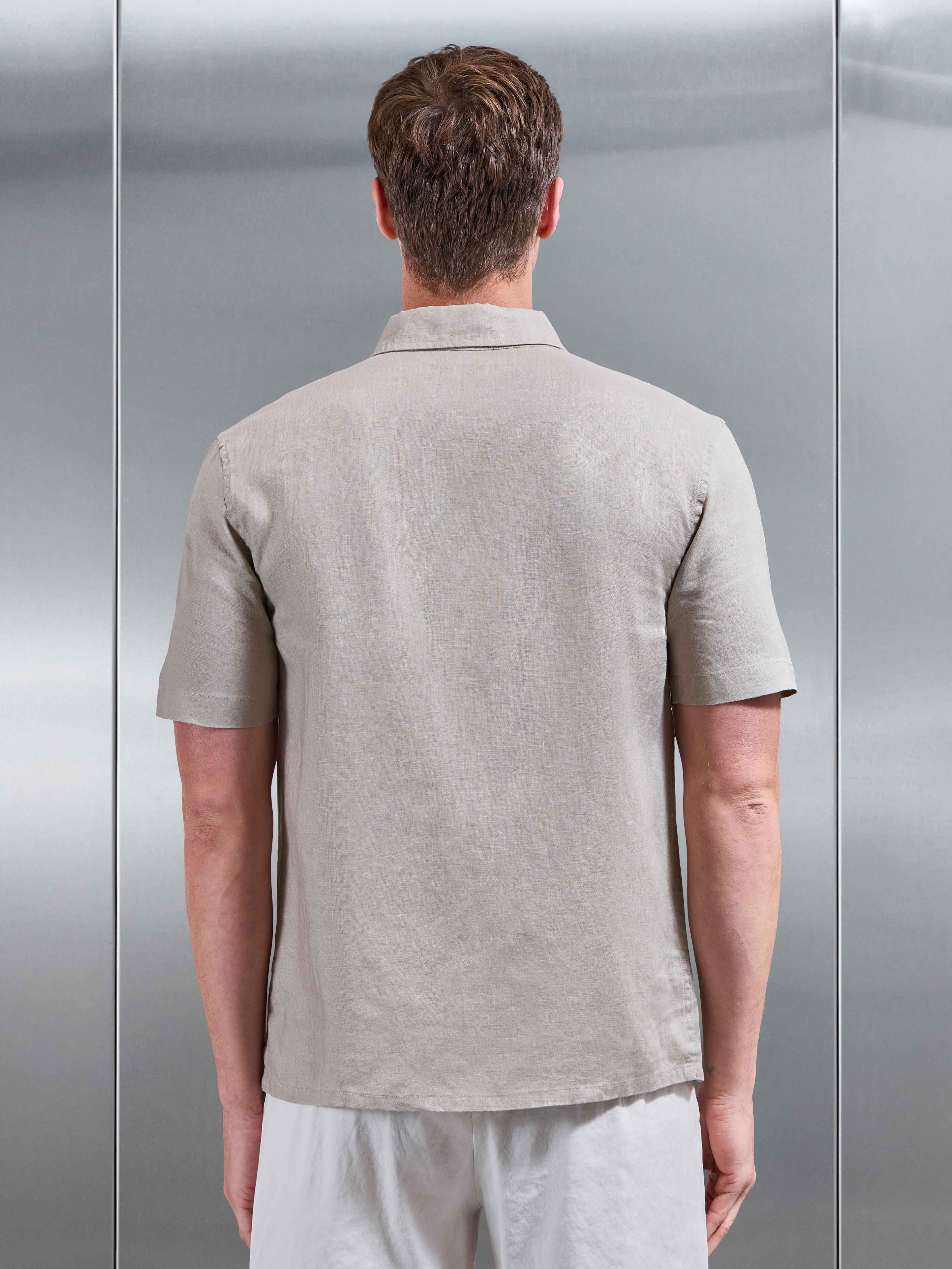 Linen Short Sleeve Cutaway Collar Shirt in Stone