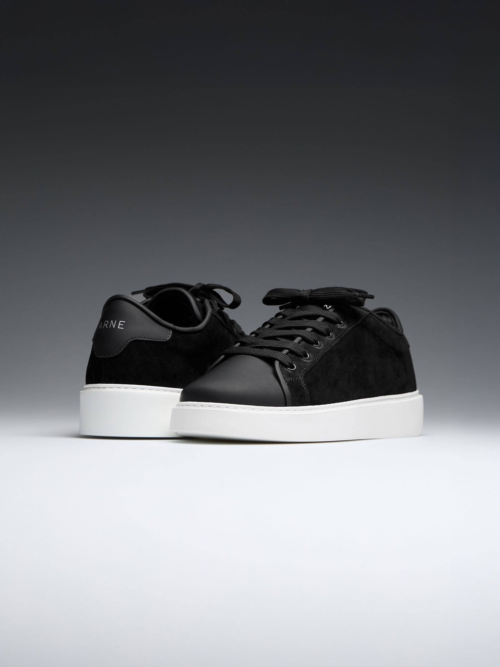 Mid Leather Toe Cap Trainer in Black