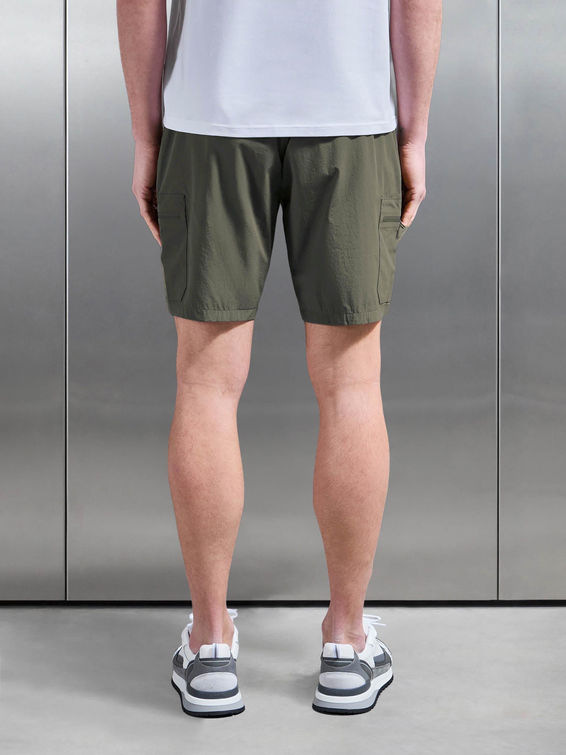 Mens Active Cargo Short in Olive