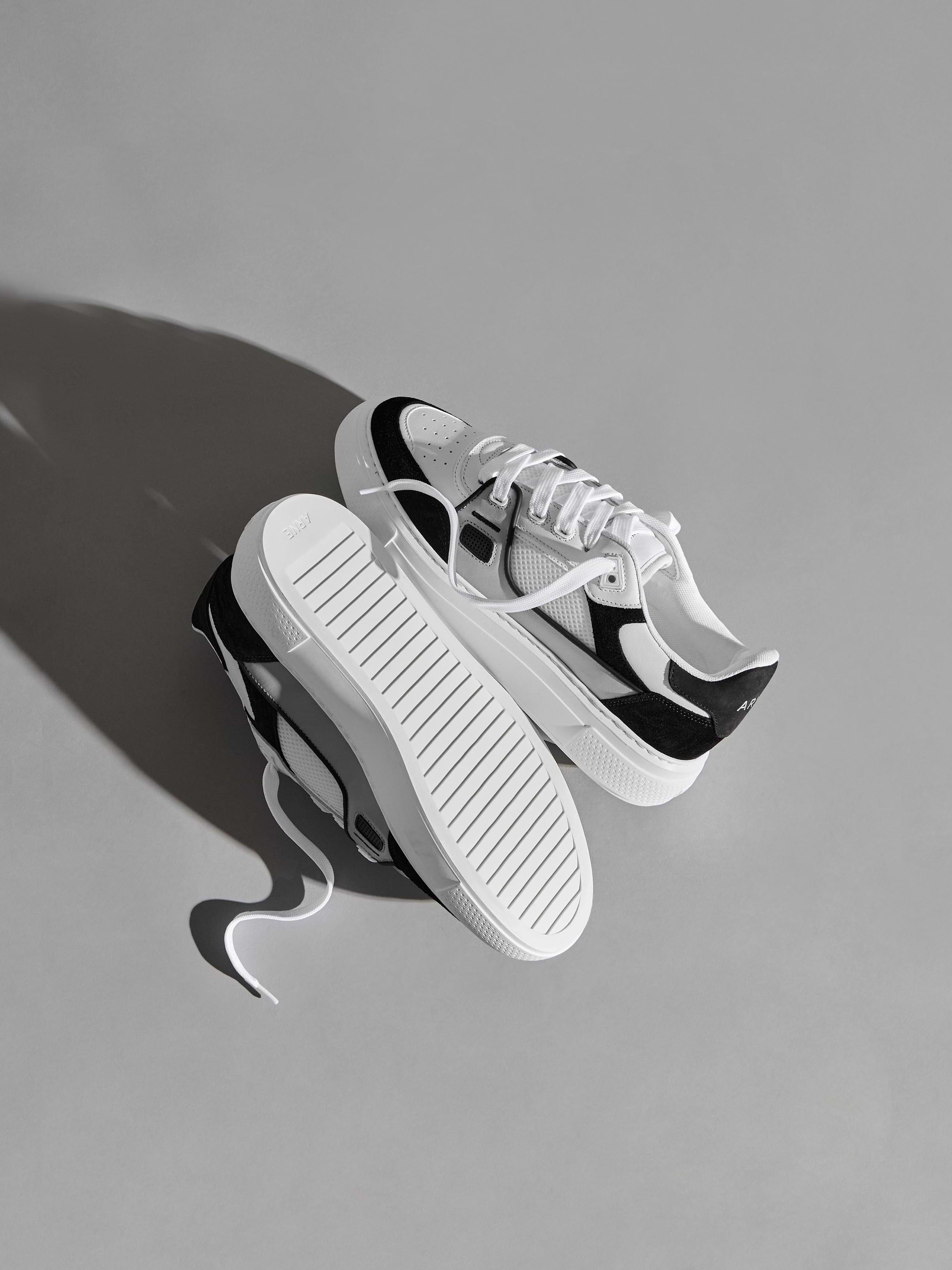Mens Atlas Trainer in White Black