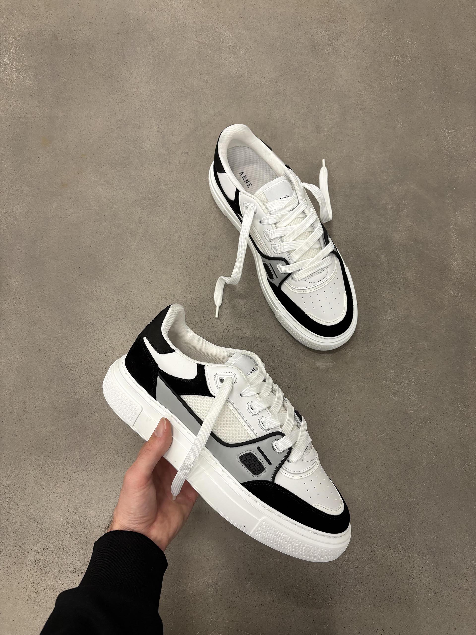 Mens Atlas Trainer in White Black