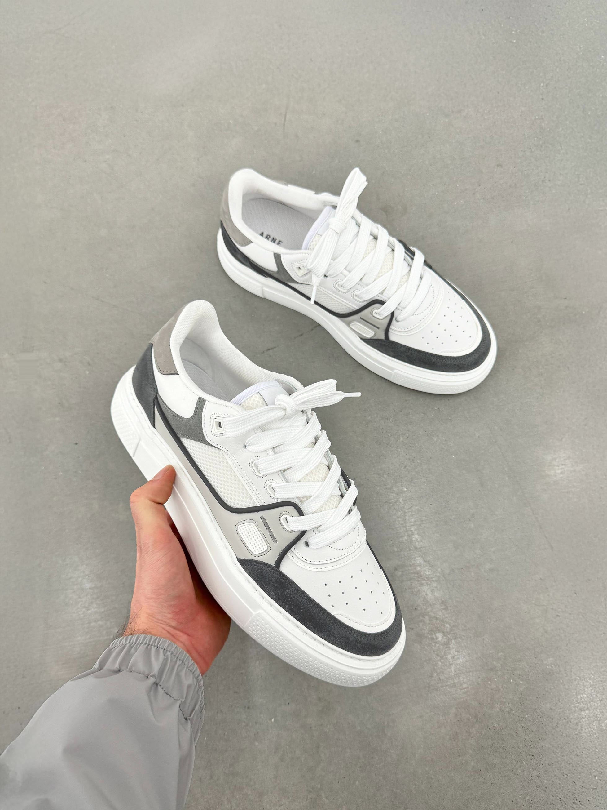 Mens Atlas Trainer in White Grey