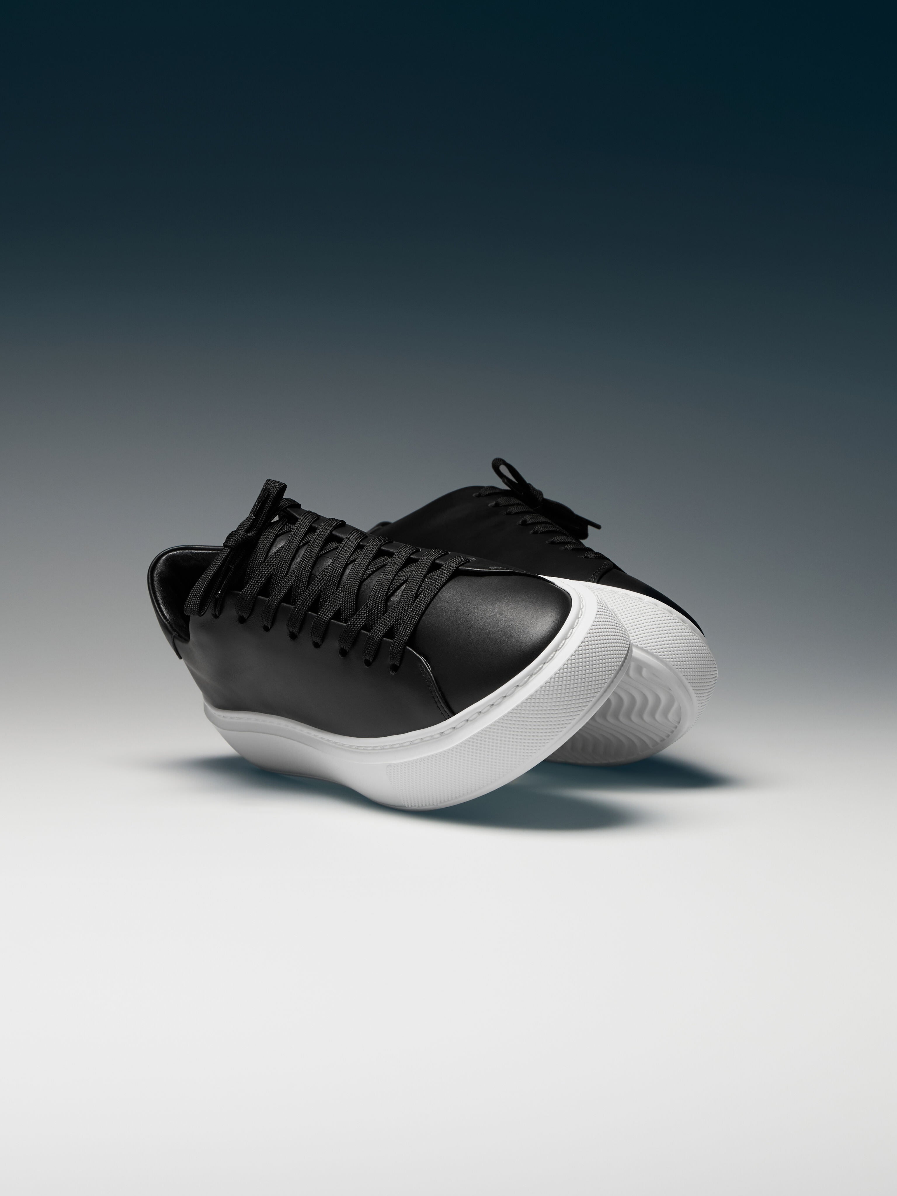 Mens Basic Essential Leather Trainer in Black
