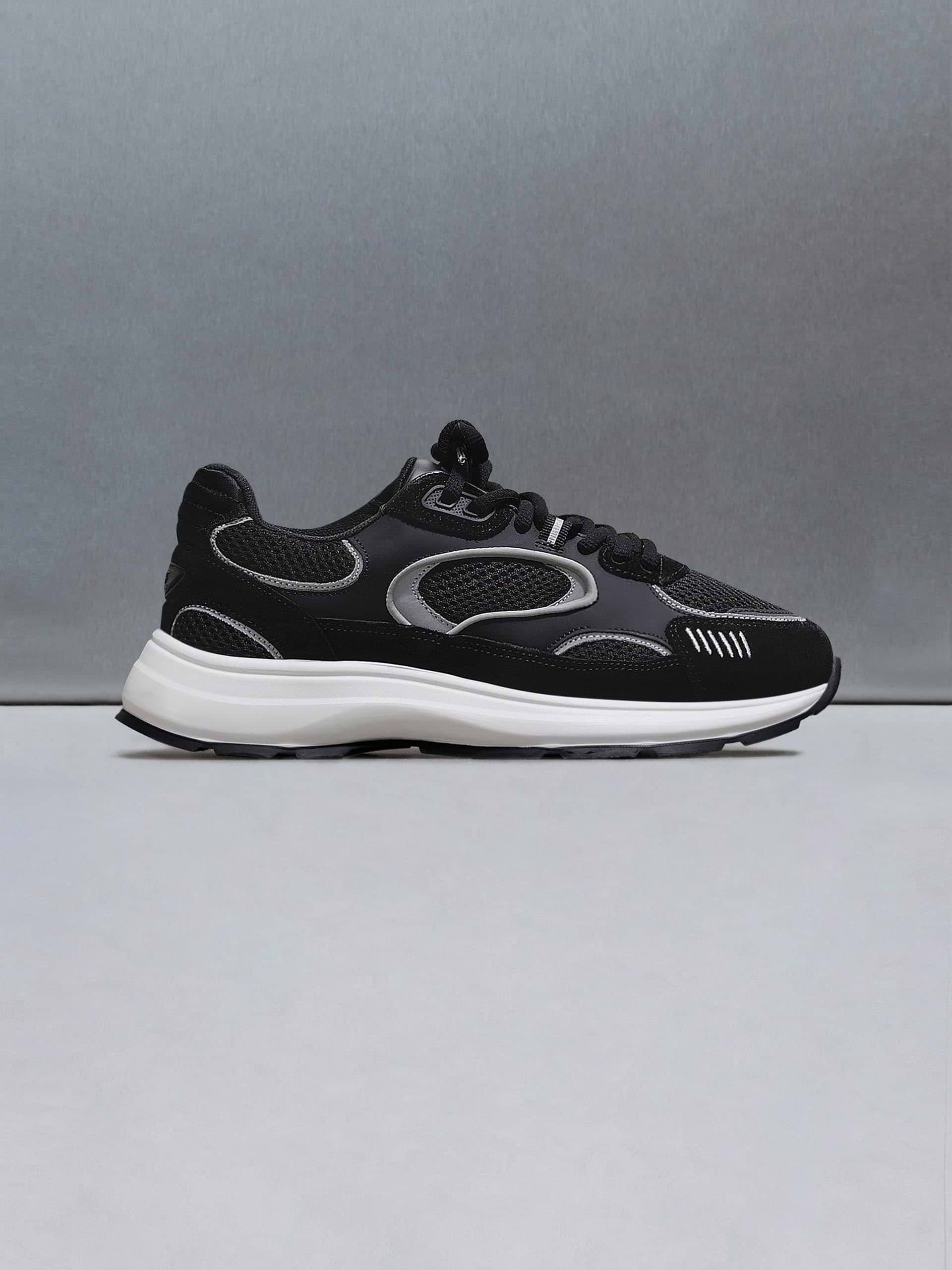 Circuit Trainer in Black