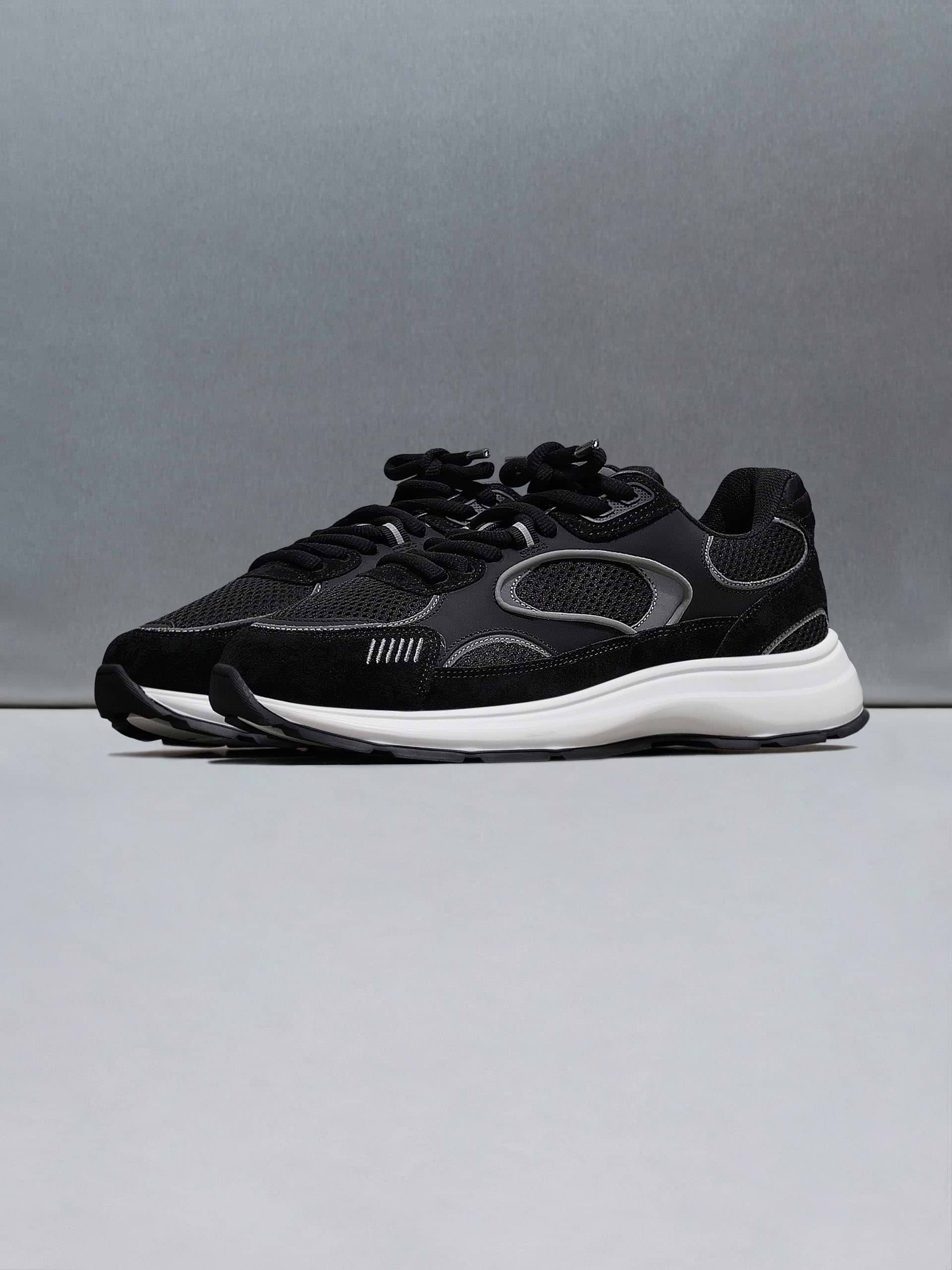 Circuit Trainer in Black