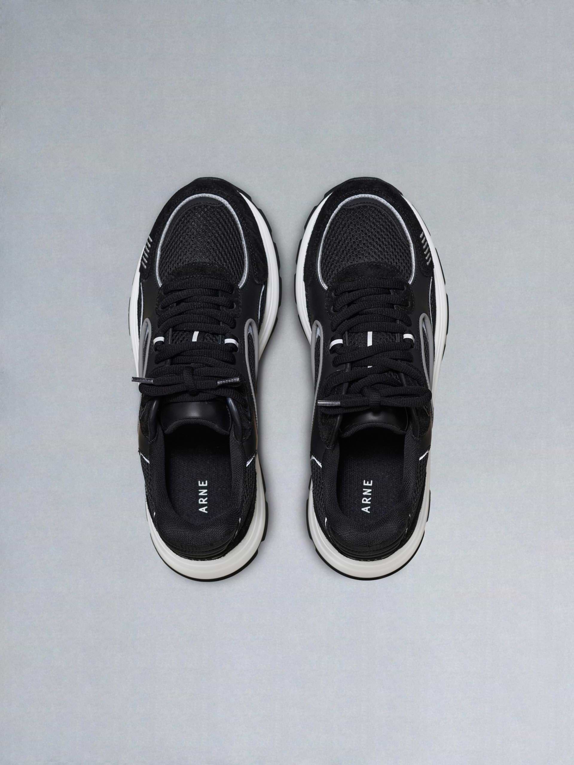 Circuit Trainer in Black