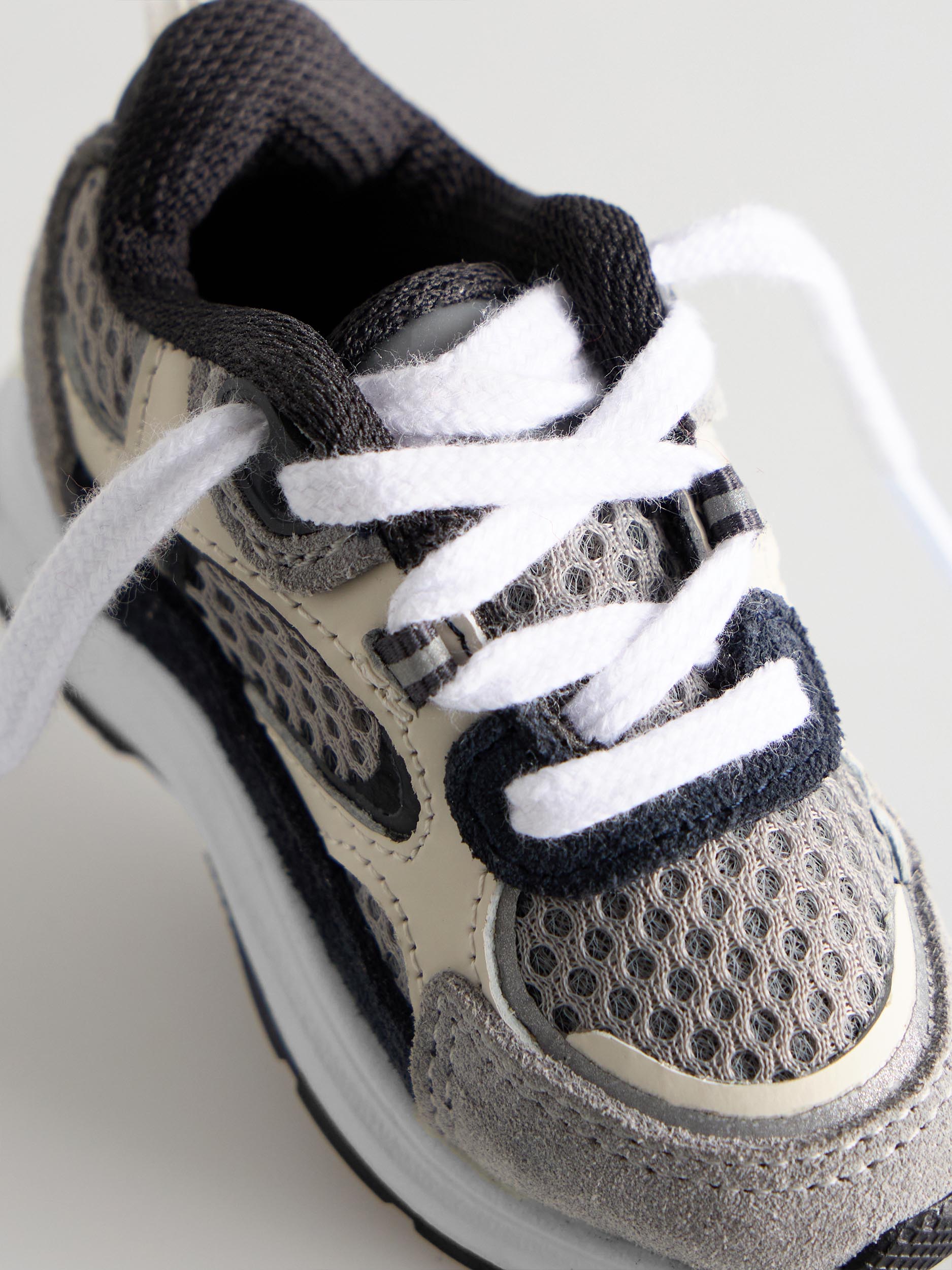 Mens Circuit Trainer Keychain in Desert Grey