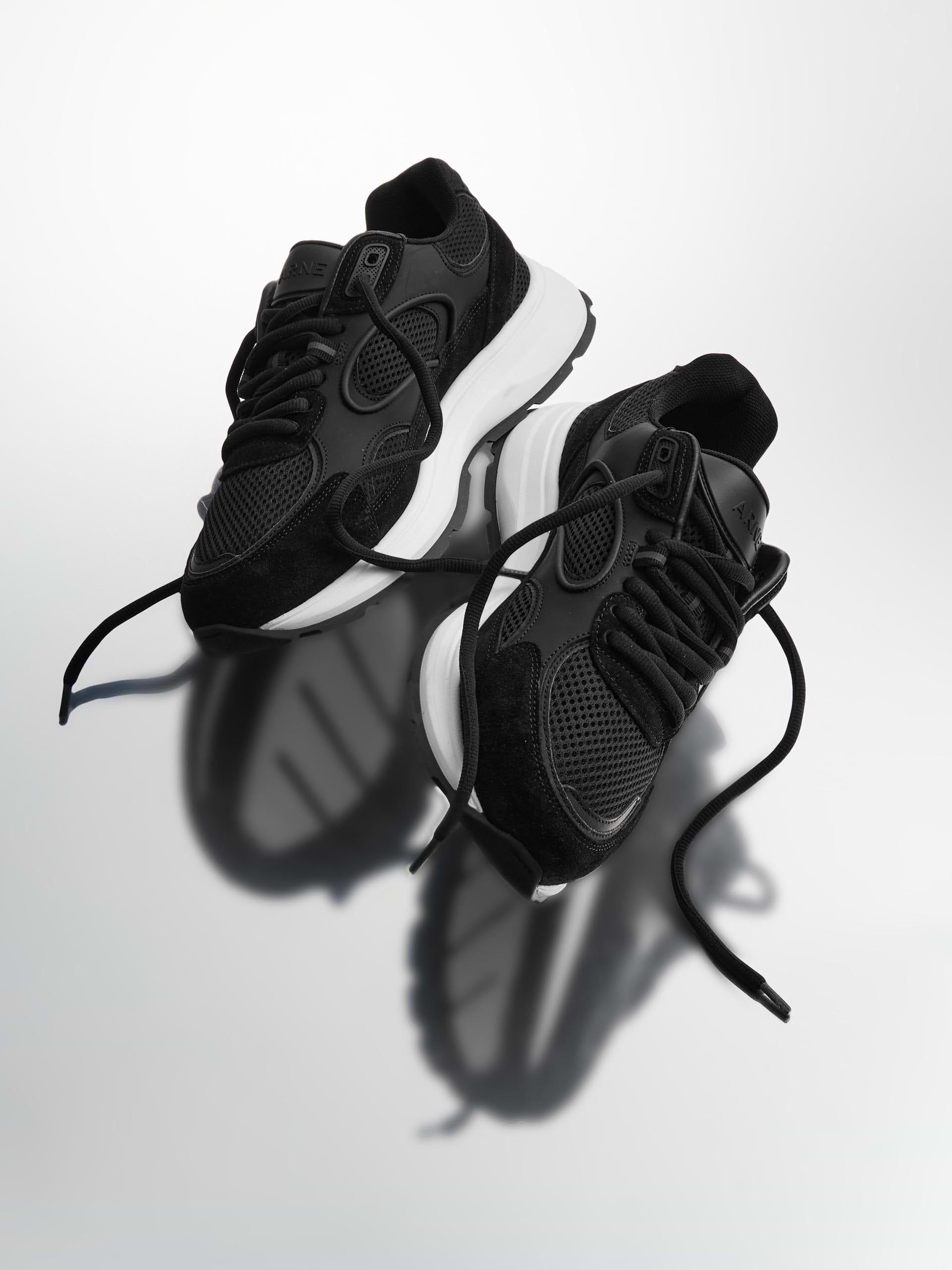 Mens Circuit Trainer in Midnight Black