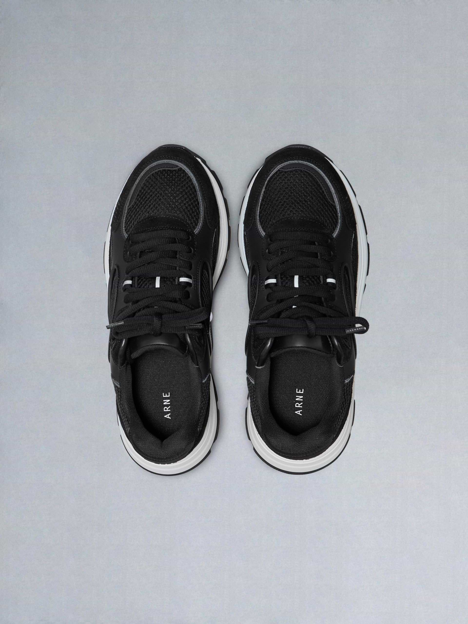 Circuit Trainer in Midnight Black