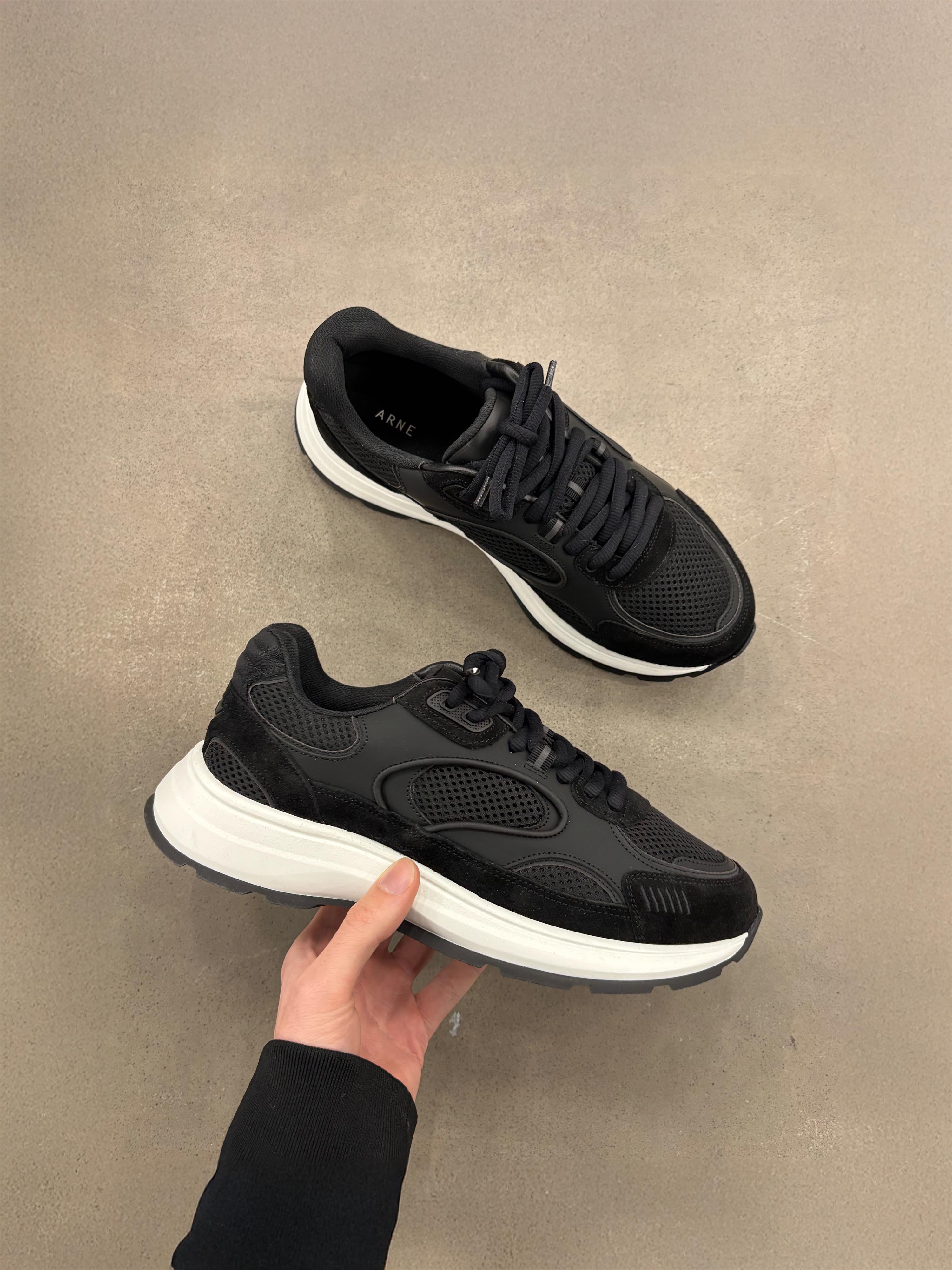 Mens Circuit Trainer in Midnight Black