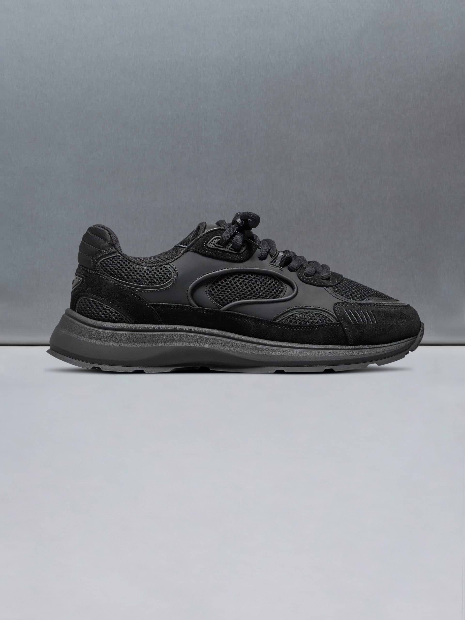 Circuit Trainer in Triple Black