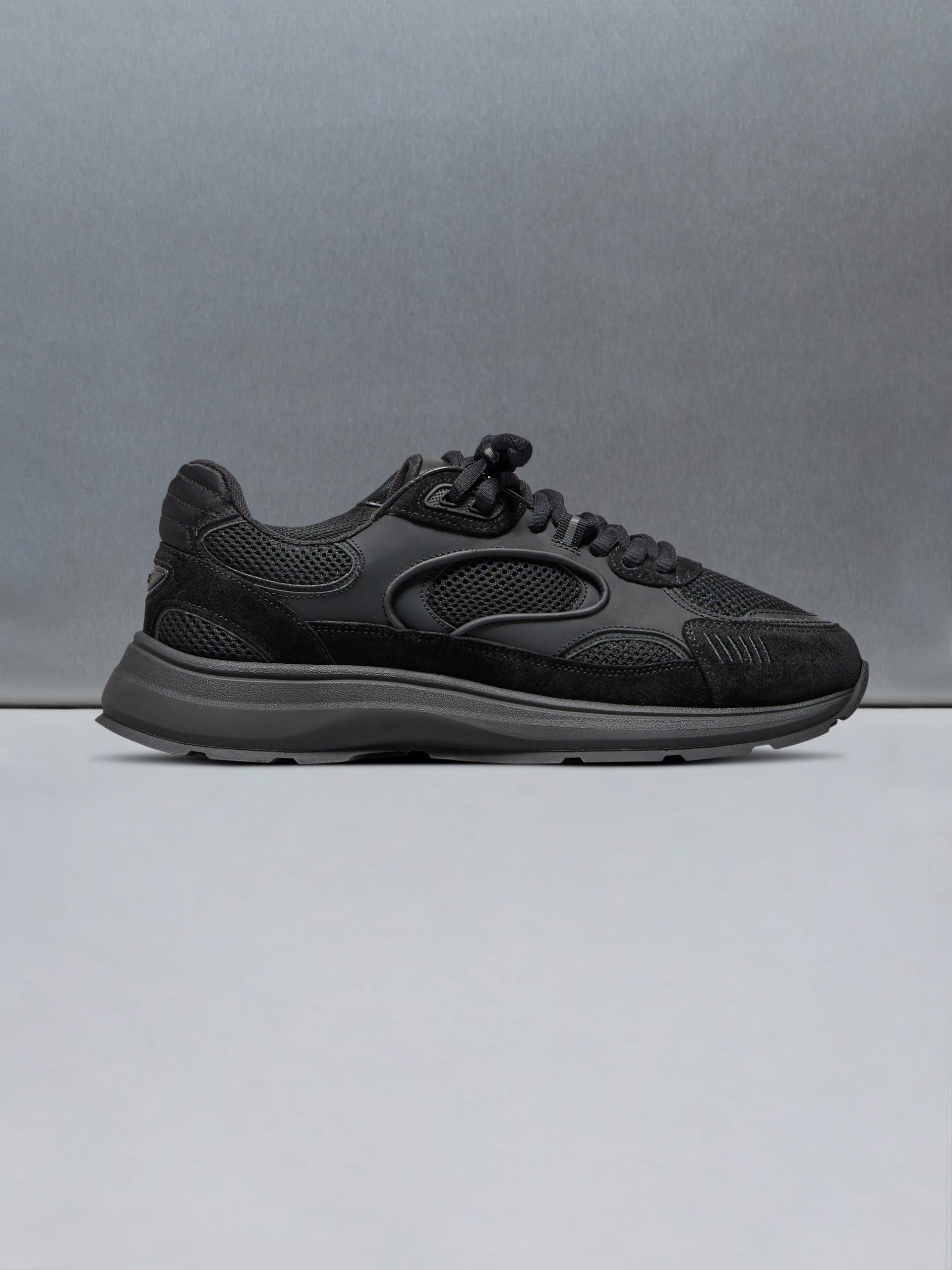 Mens Circuit Trainer in Triple Black