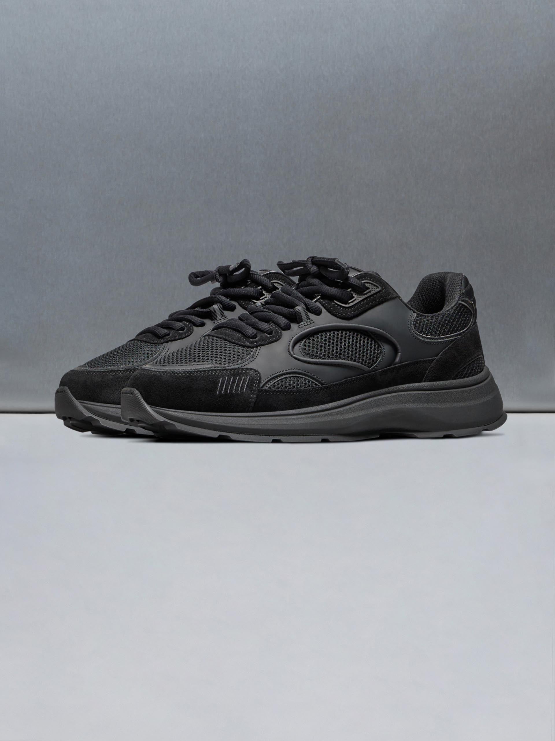 Mens Circuit Trainer in Triple Black