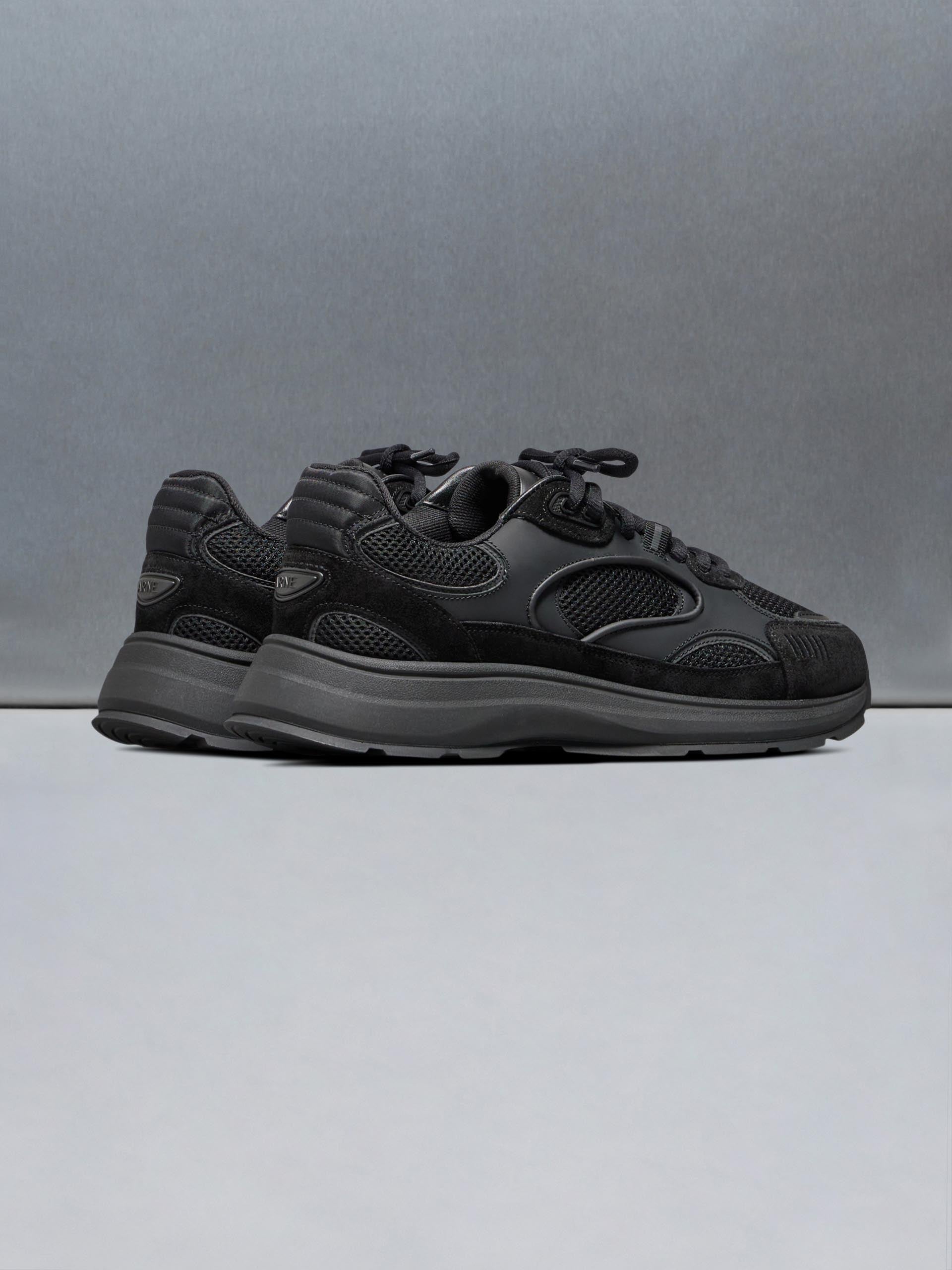 Mens Circuit Trainer in Triple Black