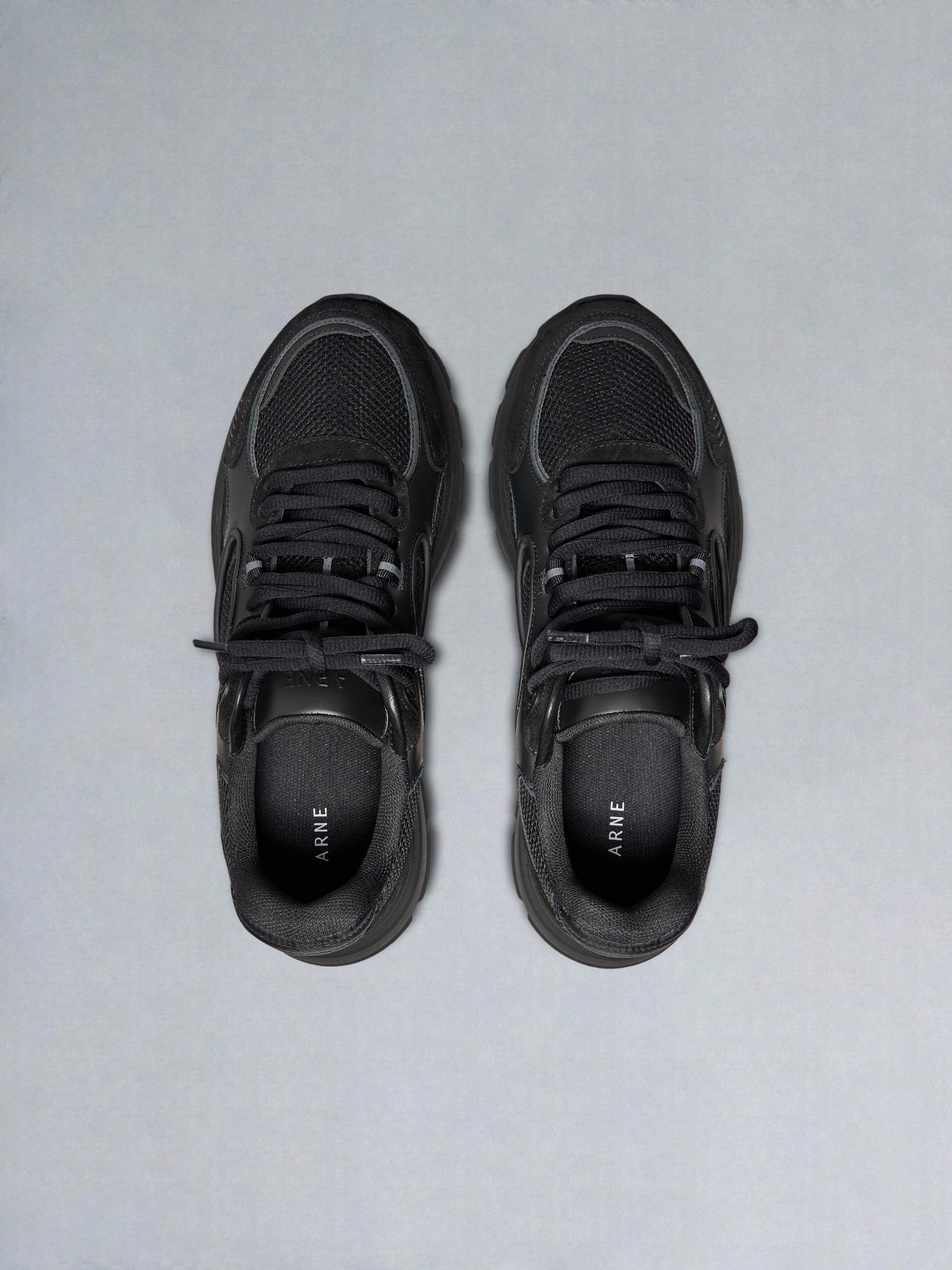 Mens Circuit Trainer in Triple Black