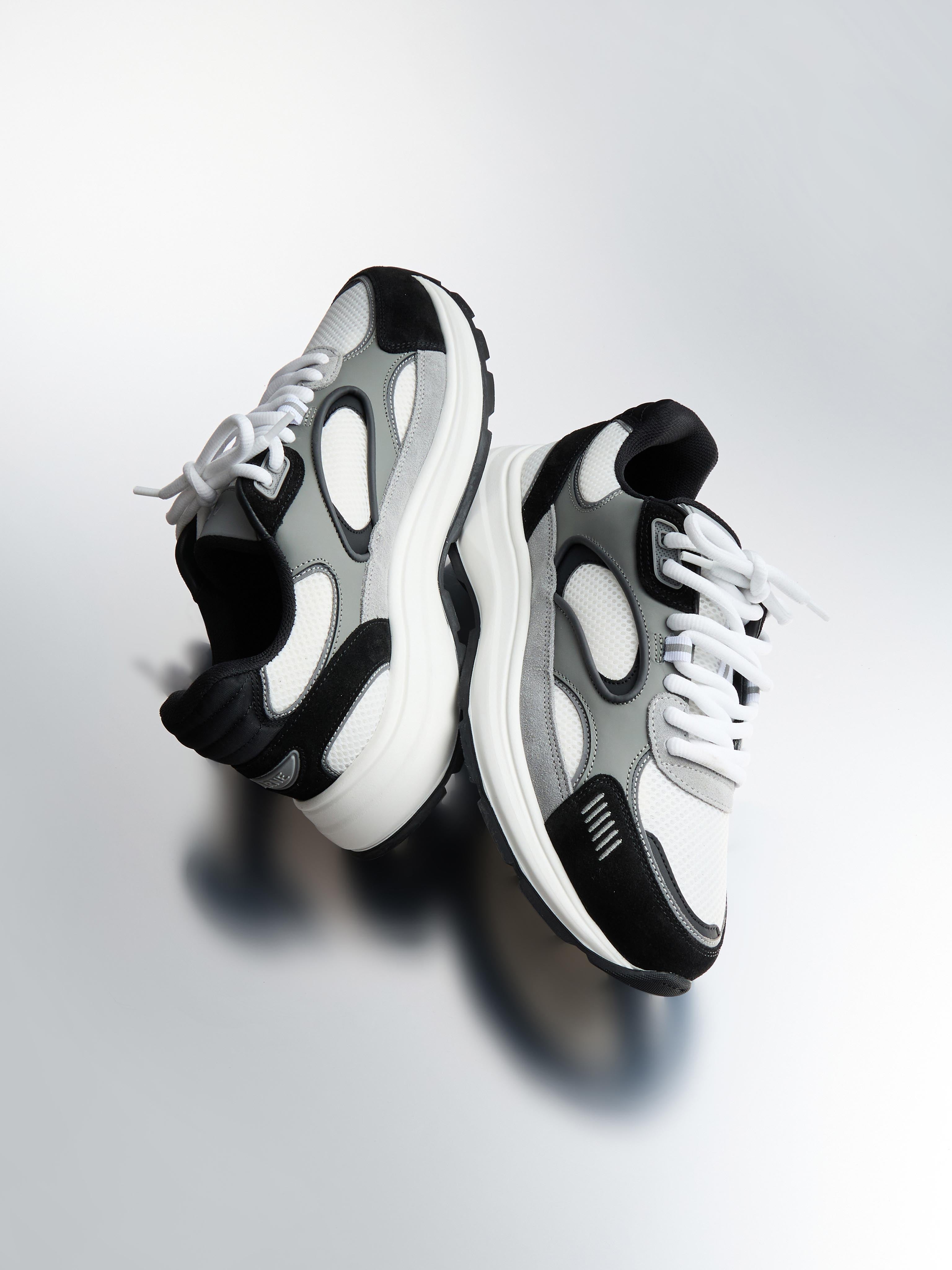 Mens Circuit Trainer in White Black