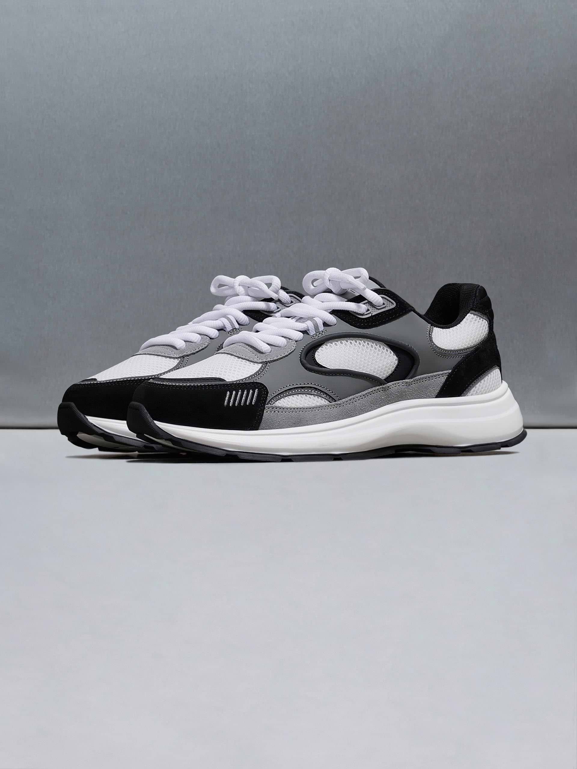 Circuit Trainer in White Black
