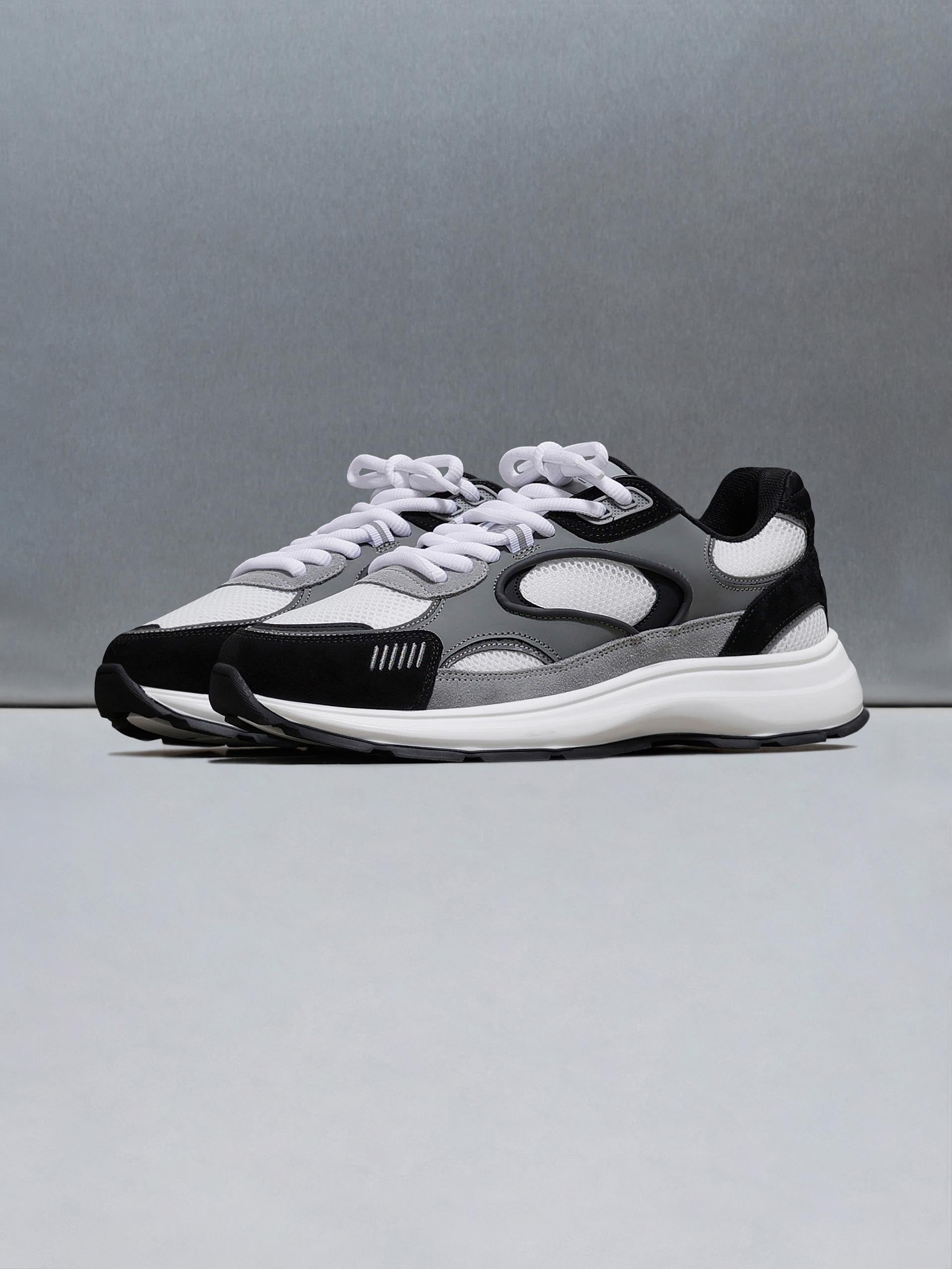 Mens Circuit Trainer in White Black