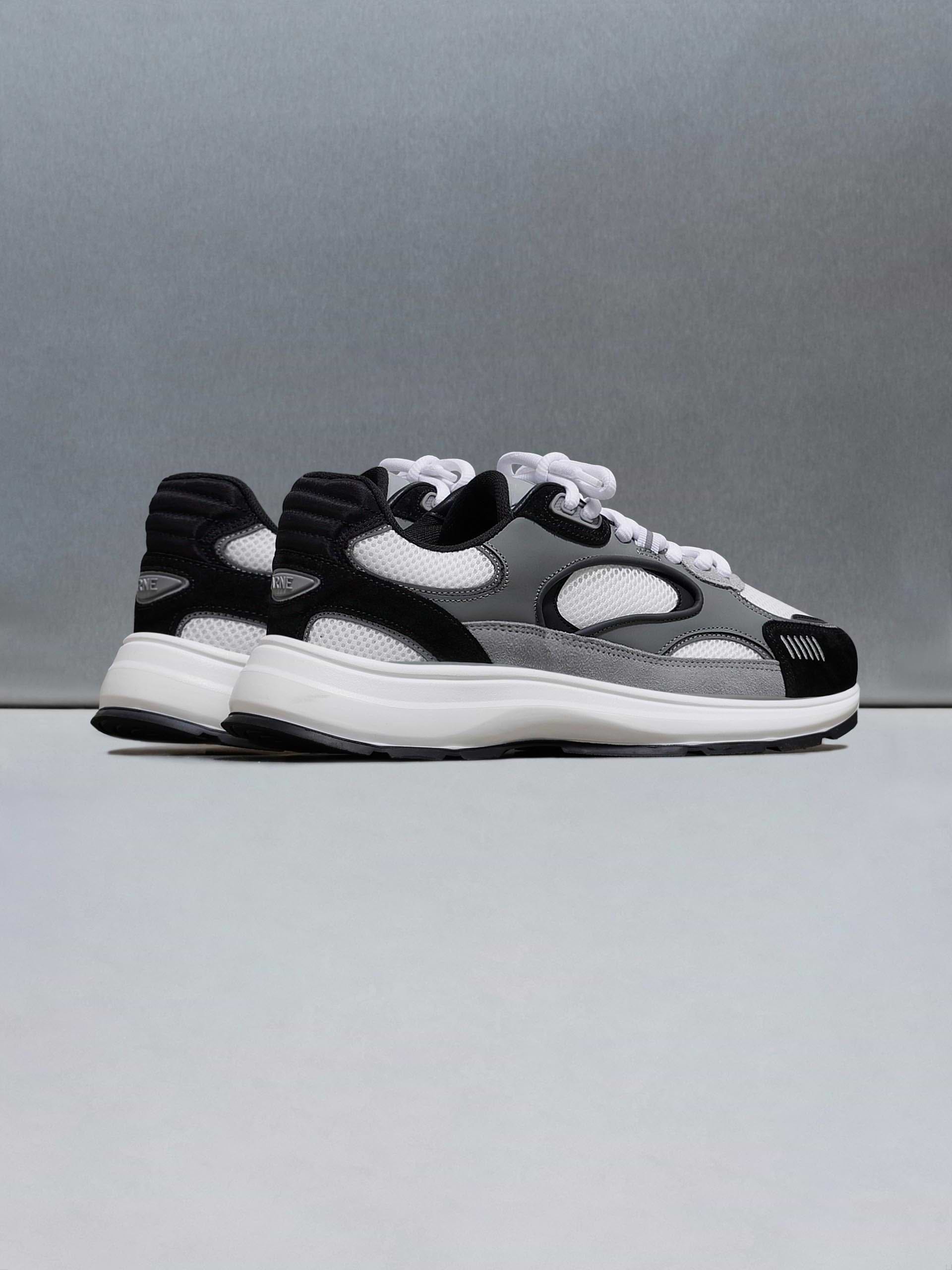 Circuit Trainer in White Black