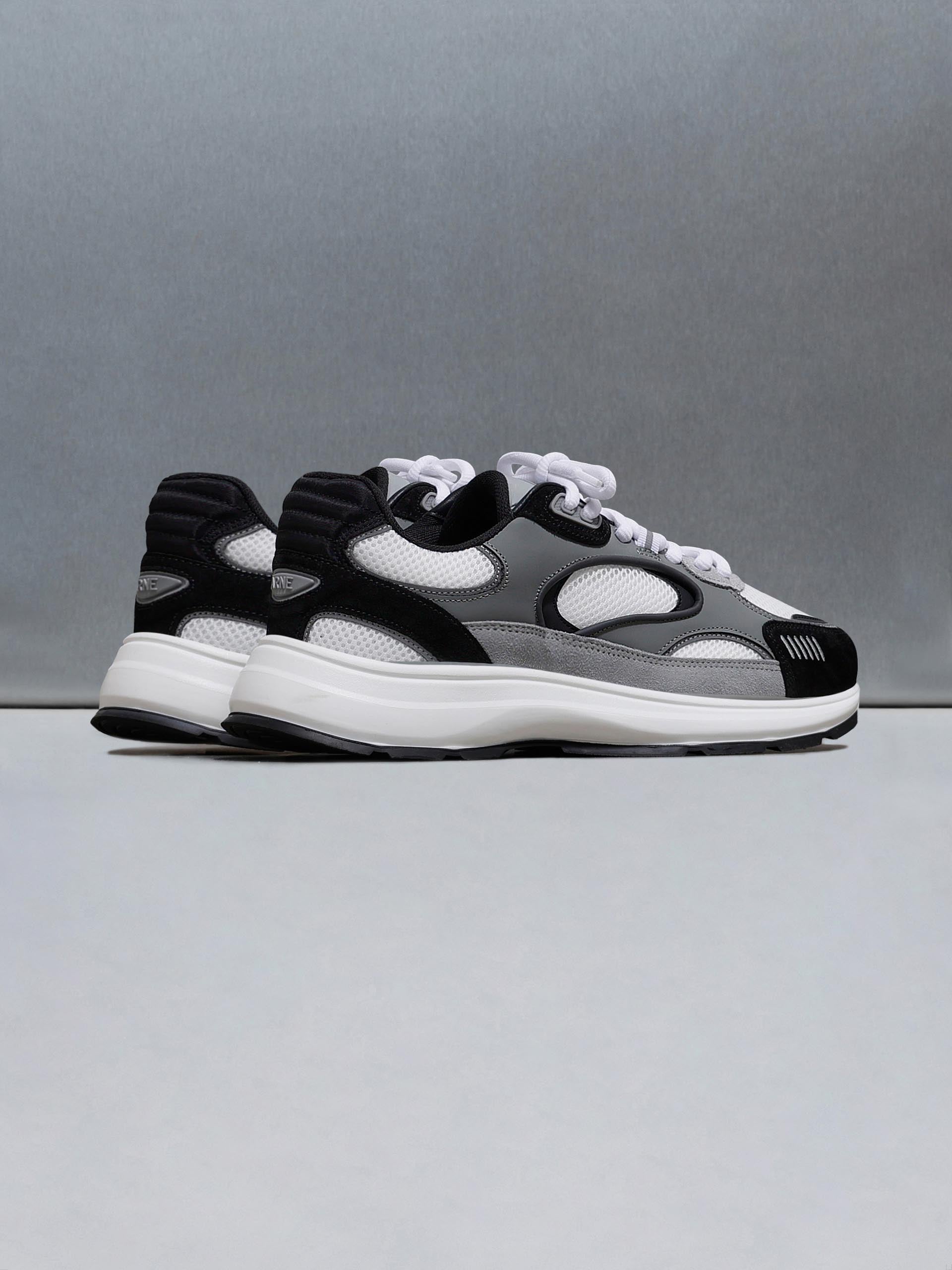Mens Circuit Trainer in White Black
