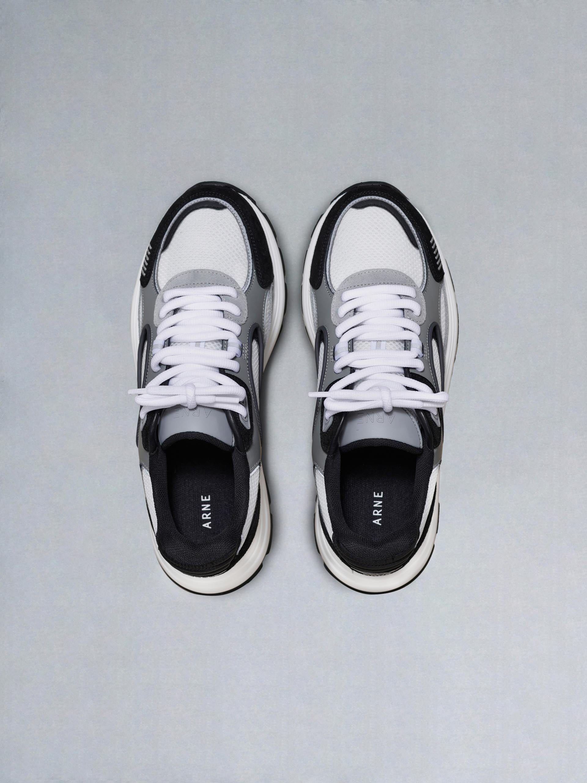 Mens Circuit Trainer in White Black