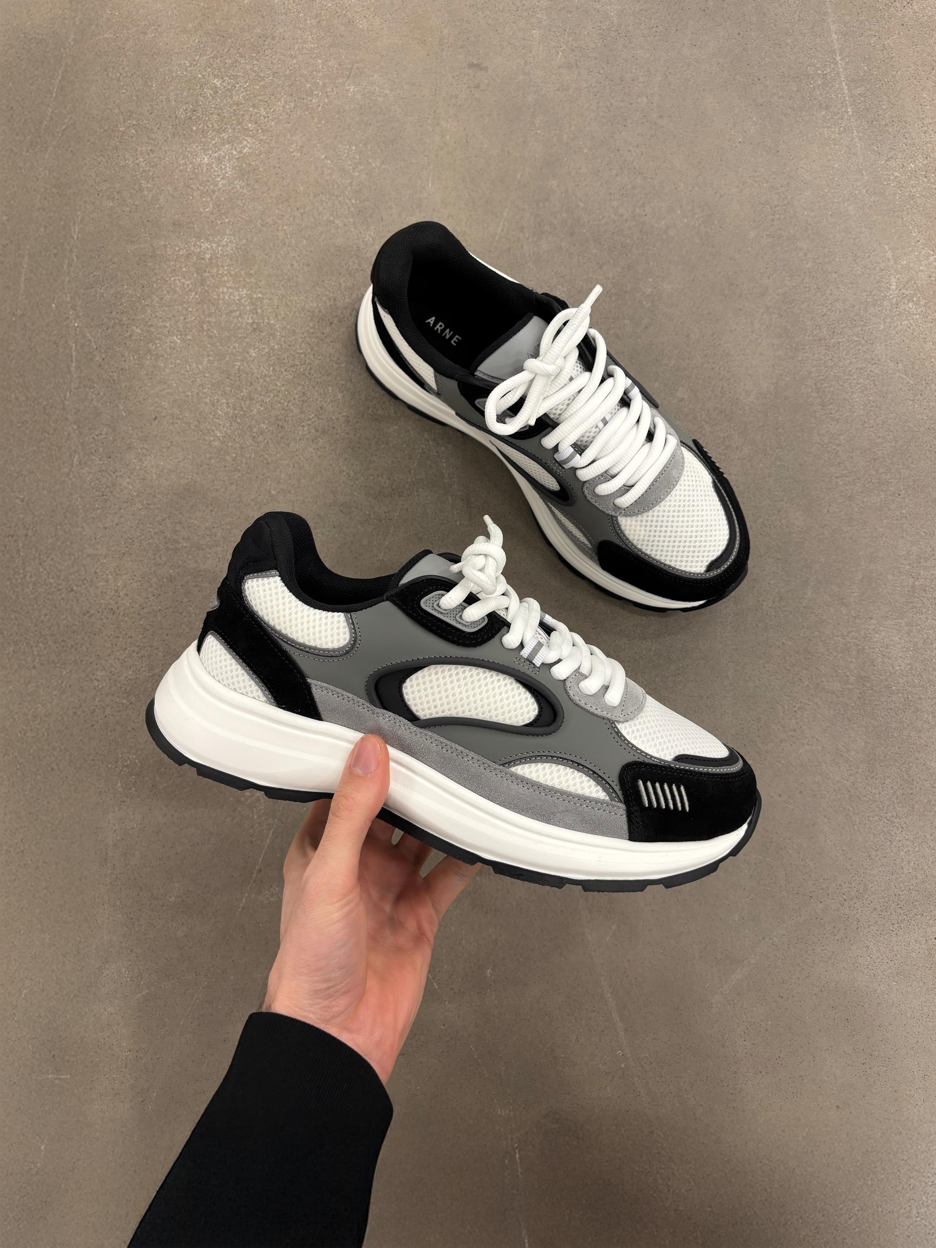 Mens Circuit Trainer in White Black