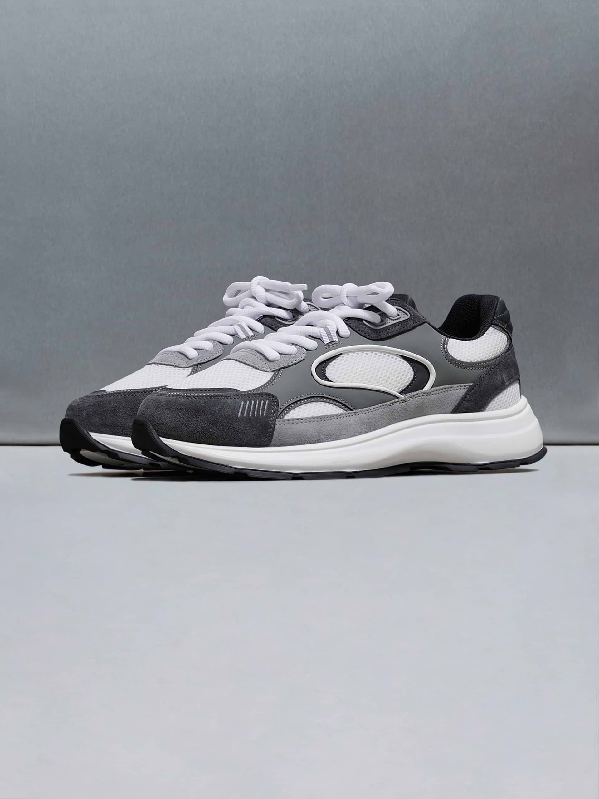 Circuit Trainer in White Grey